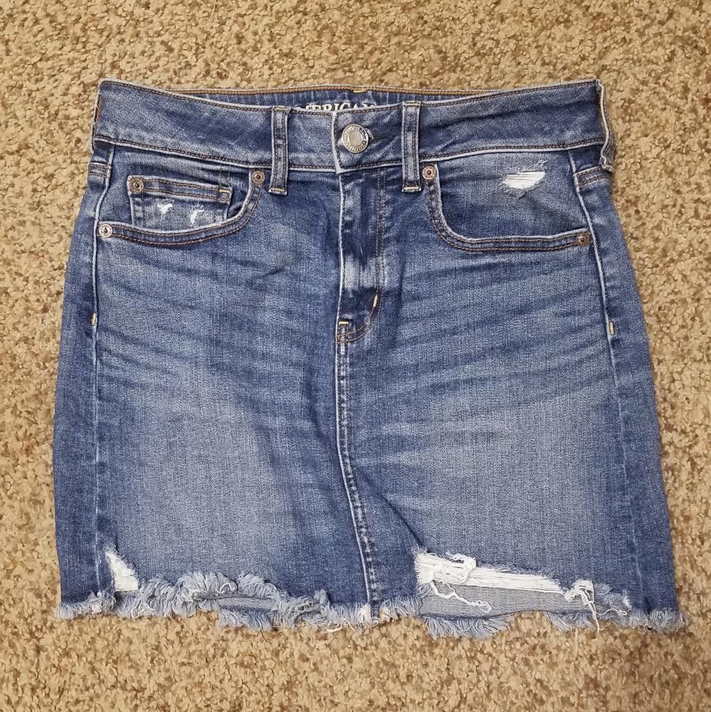American Eagle Outfitters American Eagle Distressed Denim Mini Skirt Size 4 Size 27" / US 4 / IT 40 - 1 Thumbnail
