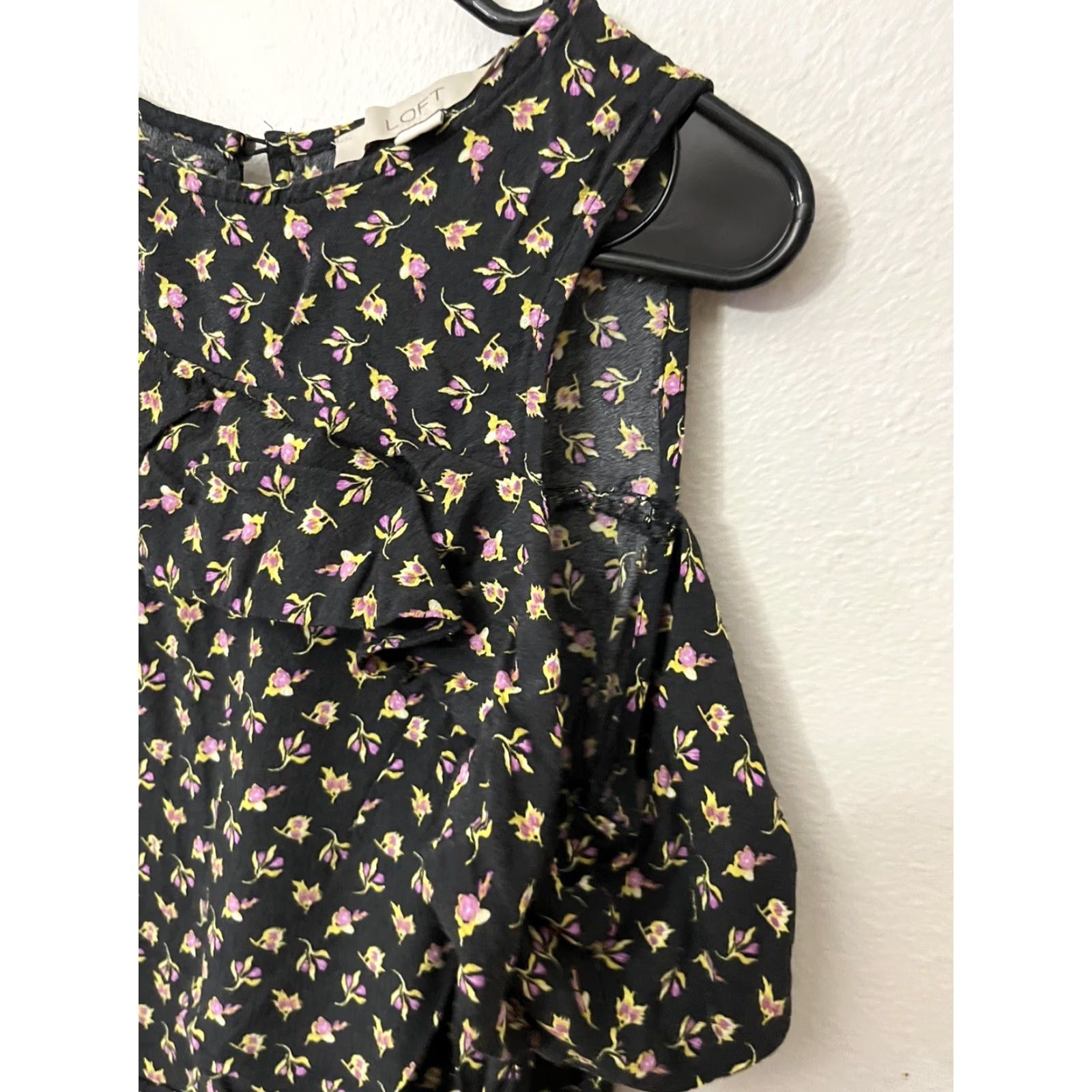 Loft Ann Taylor Loft tshirt- with open shoulder sleeves size Medium Black Floral Shirt Size M / US 6-8 / IT 42-44 - 3 Thumbnail