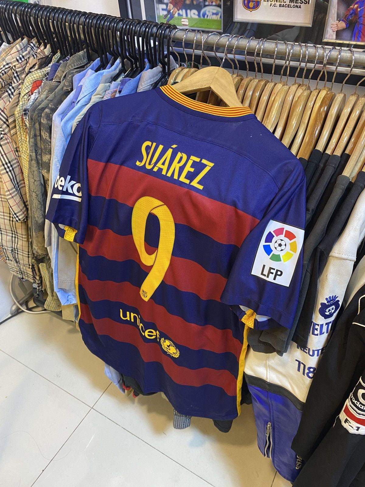 Nike 2015-2016 FC Barcelona Home Kit SUAREZ 9 Size US L / EU 52-54 / 3 - 1 Thumbnail