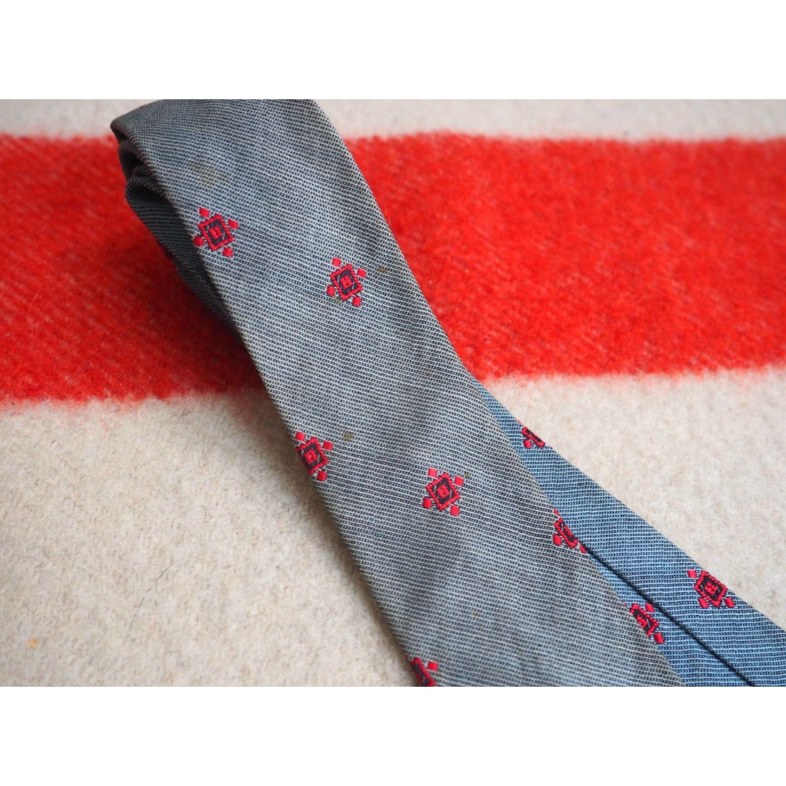 Vintage VTG 50s Rockabilly Tie Neck Tie 2" Wide Gray Red Crest Square End Acetate Unbranded Adult Unisex Mens Womens Size ONE SIZE - 3 Thumbnail