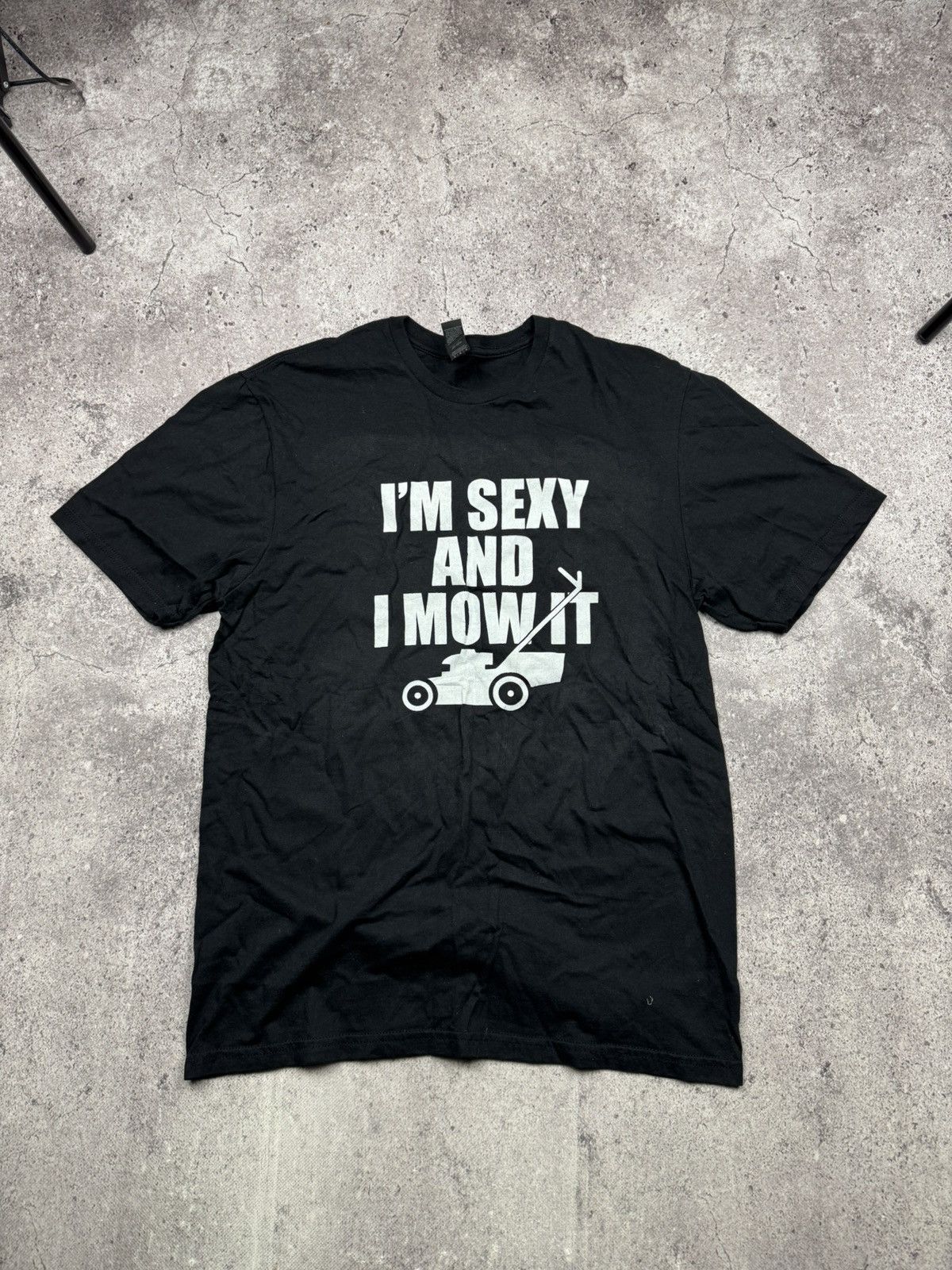 Vintage Vintage Y2K IM SEXY AND I MOW IT Funny T Shirt Size US M / EU 48-50 / 2 - 1 Thumbnail