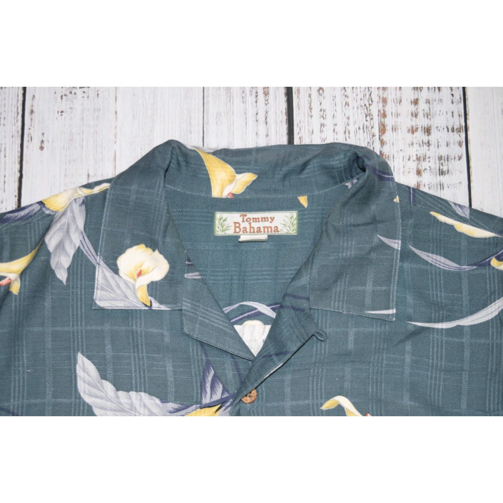 Tommy Bahama VINTAGE Tommy Bahama MENS Shirt L Blue Floral 100% Silk Short Sleeve Hawaiian Button-Up Collared with Pocket Mens Size US L / EU 52-54 / 3 - 3 Thumbnail