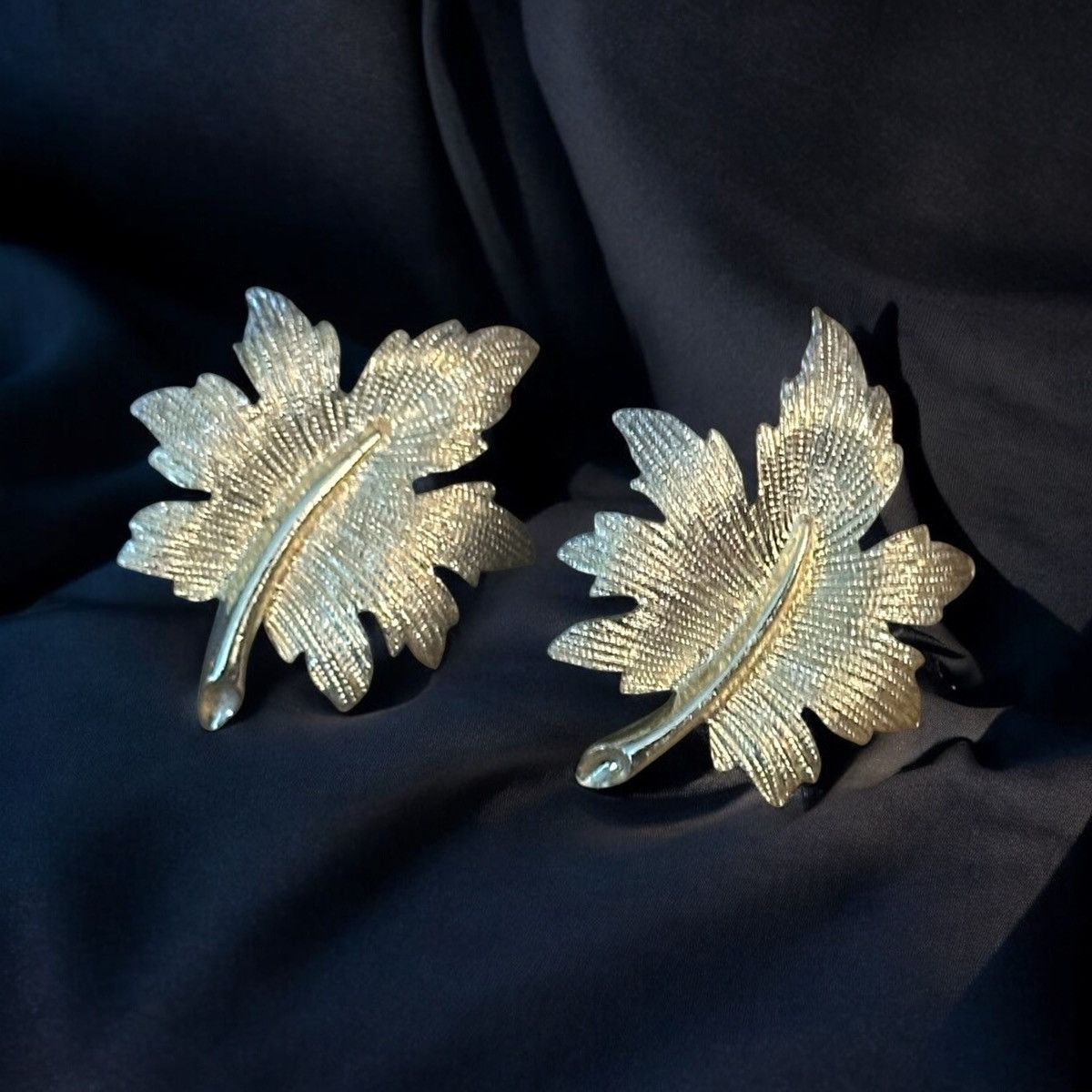 Vintage Vintage Emmons gold tone textured oak leaf clip on earrings Size ONE SIZE - 1 Thumbnail