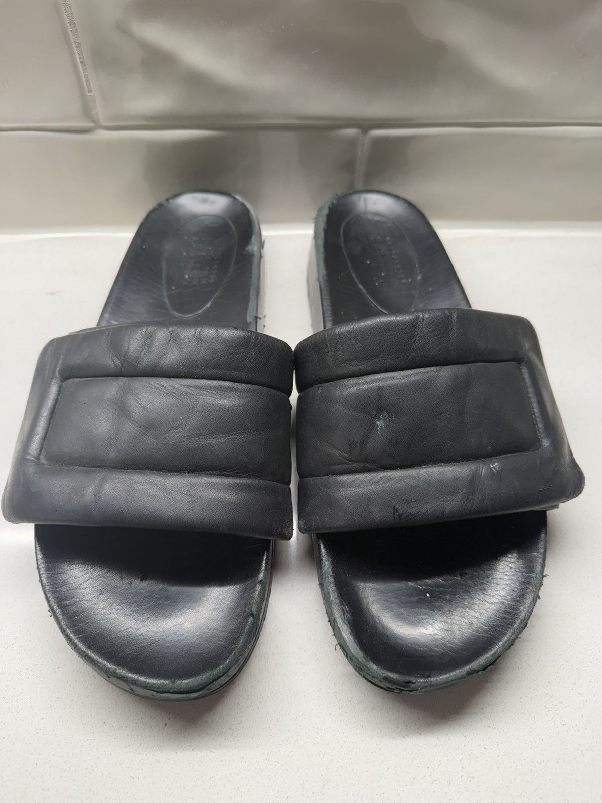 サンダル MAISON MARGIELA Men Sandals S57WR0142 P3294T8013 Black Maison Margiela Men's Leather Strap Sandal in Wrought Iron