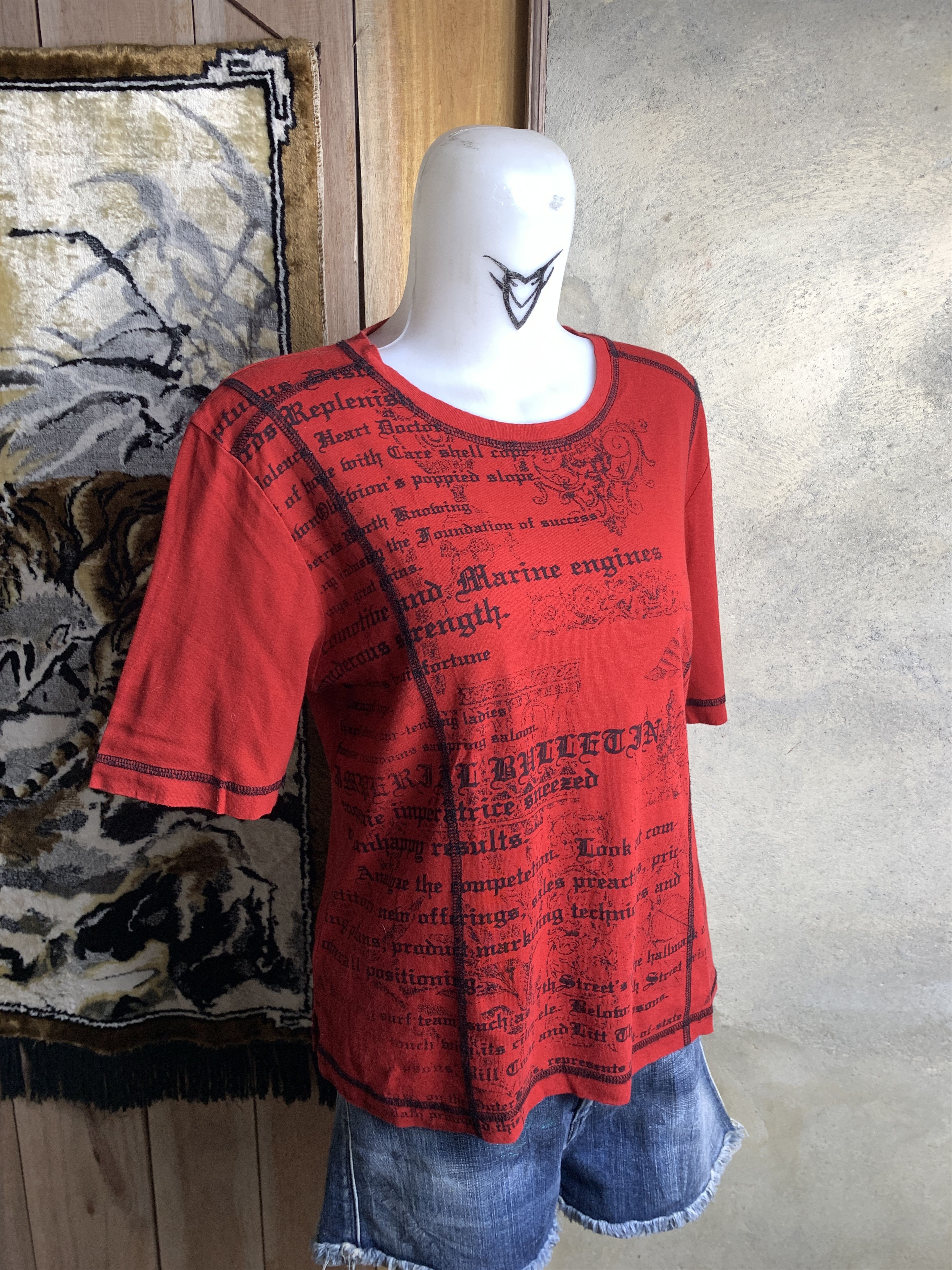 Japanese Brand 2000s Gardenia Red Contrast Sigilism Poem Crop Fit Tee (M) Size M / US 6-8 / IT 42-44 - 2 Thumbnail