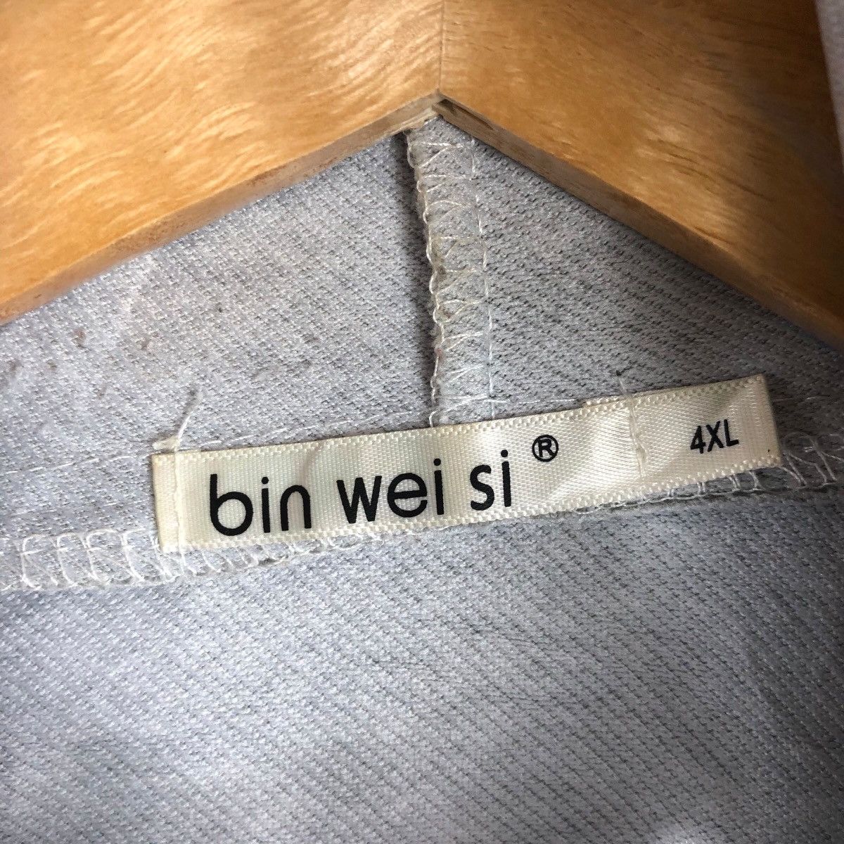 Vintage Vintage NEW YORK TIMES Bin Wei Si Crewneck Sweatshirt Size US XXL / EU 58 / 5 - 4 Thumbnail