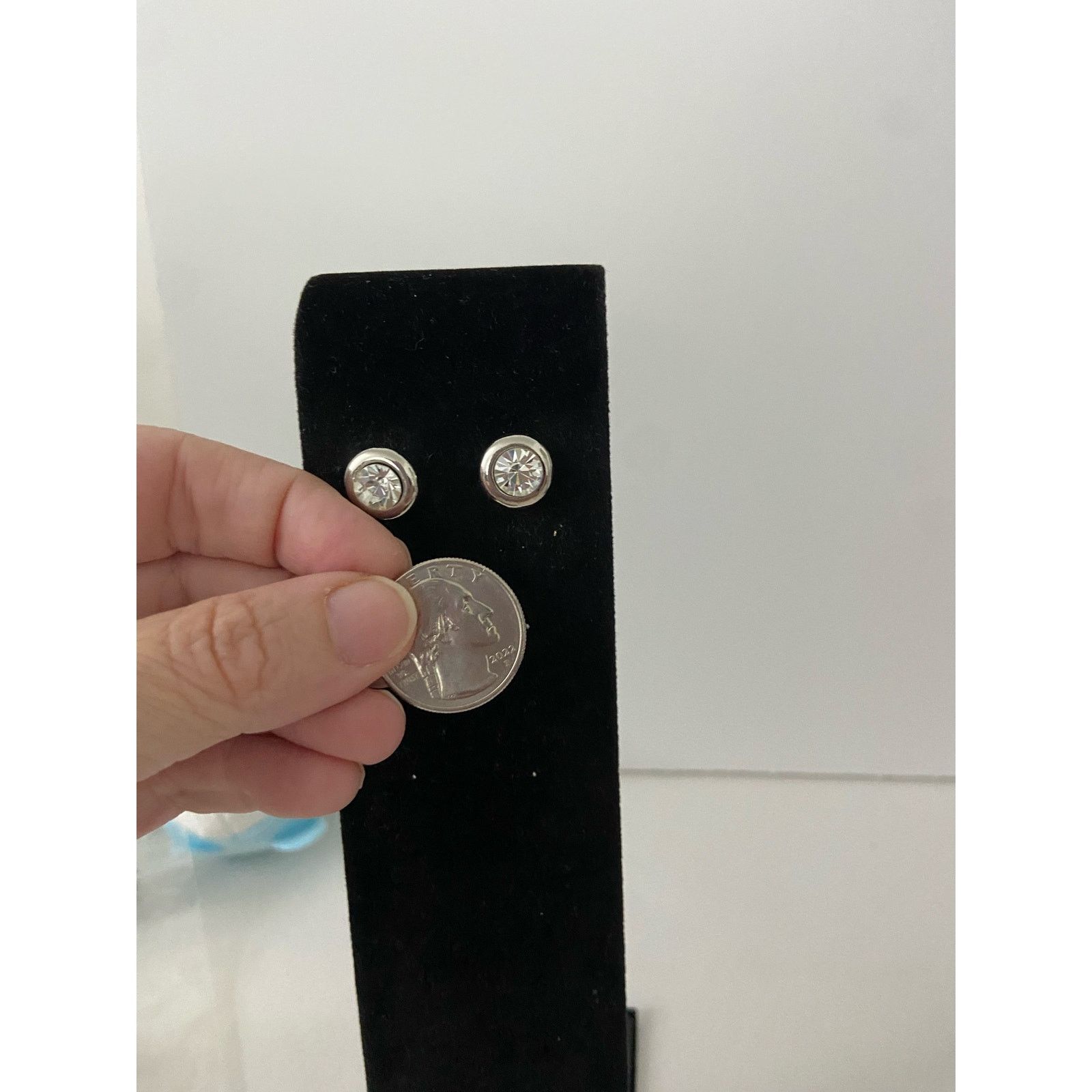 Other Shimmery rhinestone stud earrings silver tone Size ONE SIZE - 2 Thumbnail