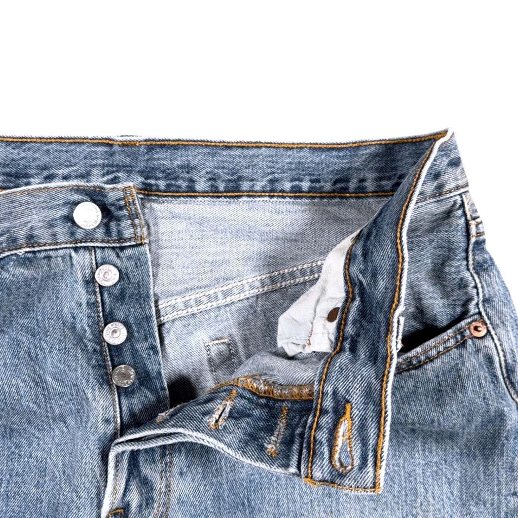 Levi's VINTAGE Levi's 501 Jeans Mens 34x30 Blue Light Wash Denim Button Fly 90s Size US 34 / EU 50 - 5 Thumbnail