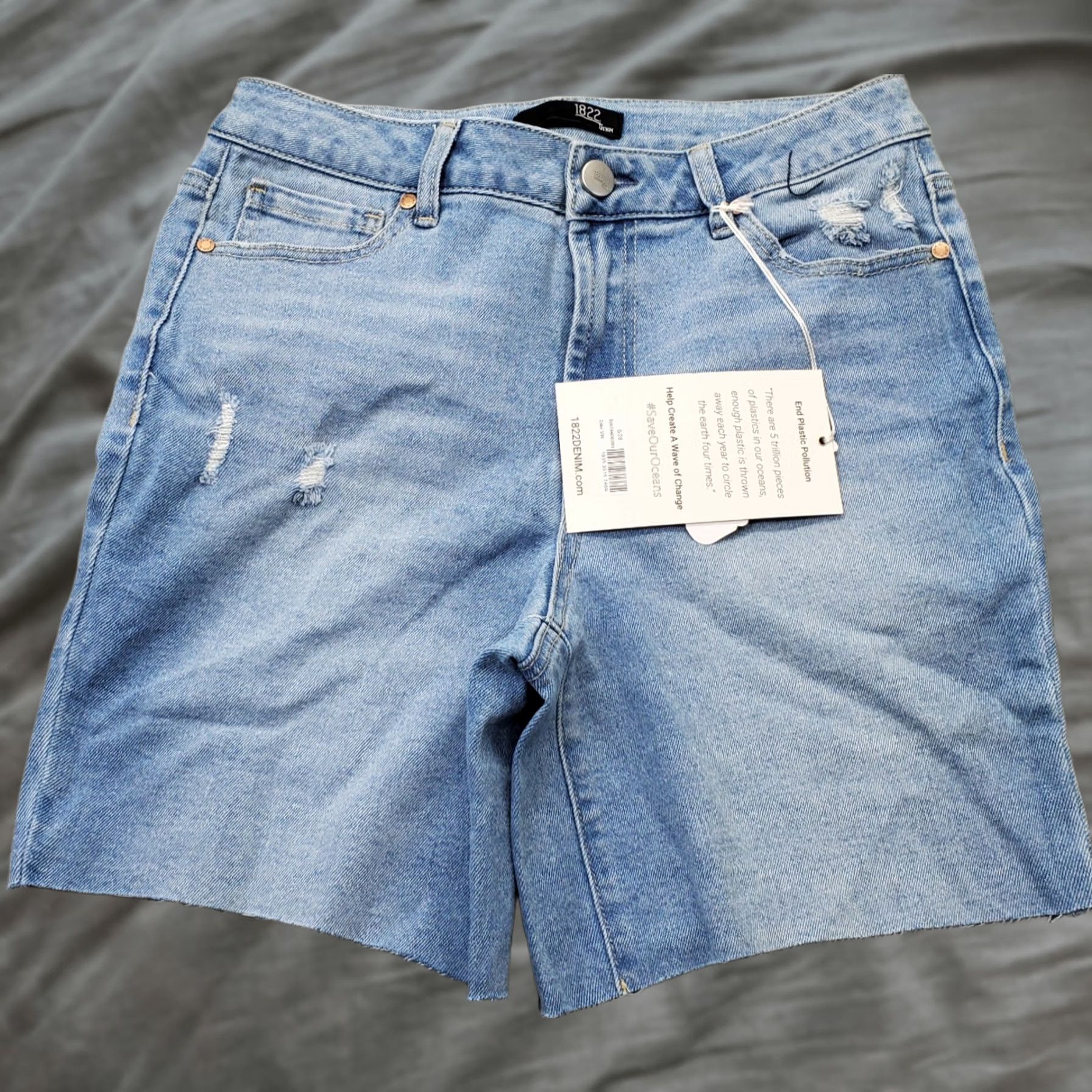 Vintage 1822 Denim Womens 6 Bermuda Shorts High Rise 5 Pocket Denim Blue Size 6 Pockets 6.75" Inseam Summer Style: Bermuda Women’s Size 6 Blue Size 28" / US 6 / IT 42 - 1 Thumbnail