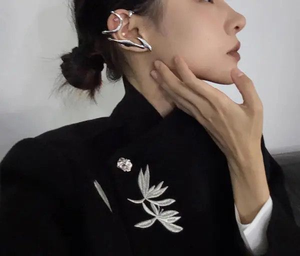 Jewelry Stylish Silver Ear Cuff - Unique Curved Design Size ONE SIZE - 7 Thumbnail