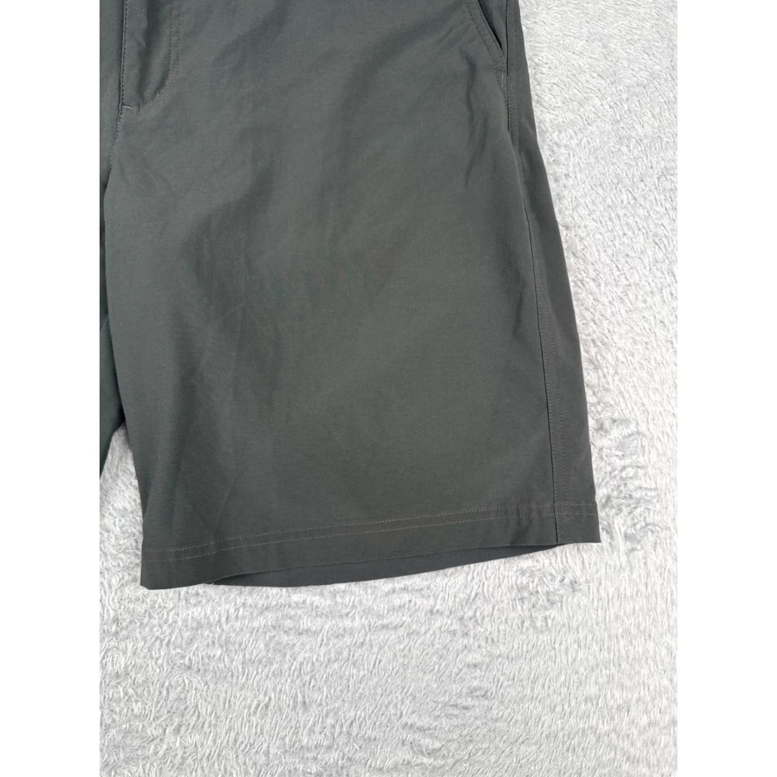 Vintage Columbia Men Cargo Shorts 38 Gray Polyester Blend Cotton Nylon Regular Fit Cargo Pocket Belted Elastic Waist Pockets 10 Inseam 38x10 Casual Travel Size US 38 / EU 54 - 2 Thumbnail