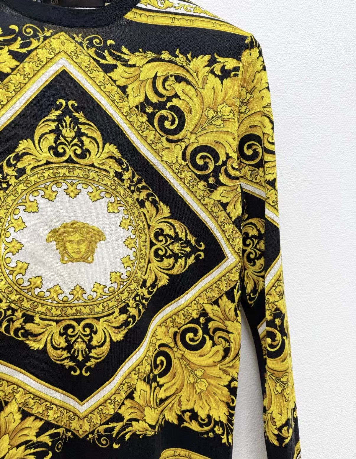 Versace VERSACE 100% Silk Knit Top J30 Size US M / EU 48-50 / 2 - 3 Thumbnail
