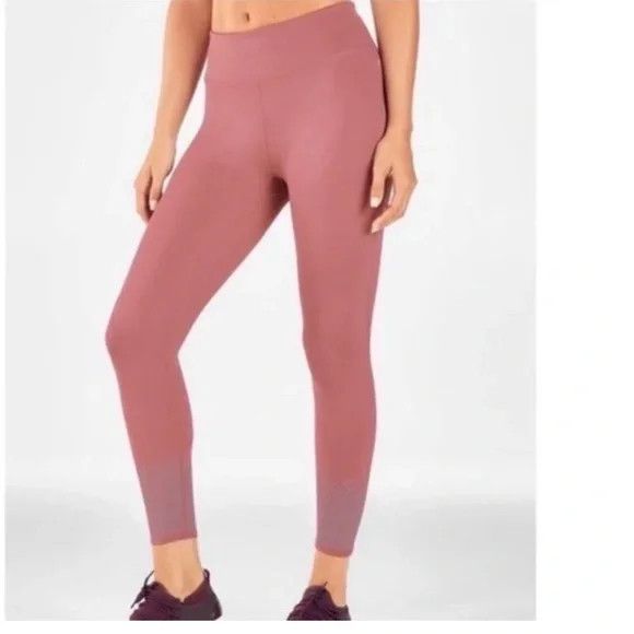 Fabletics FABLETICS Mid-Rise Statement Ultracool Legging Capri Size 30" / US 8 / IT 44 - 1 Thumbnail
