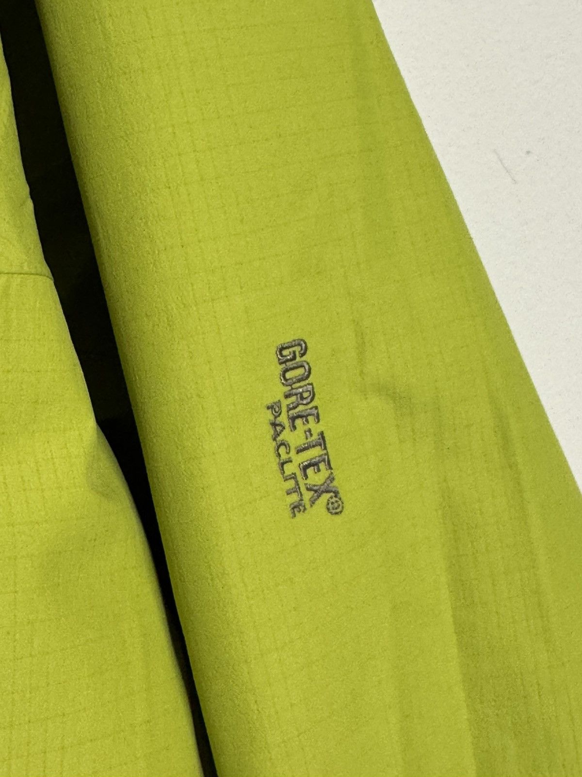 Arc'teryx Arc'teryx GORE-TEX Paclite Jacket Size XL Bright Citron/Lime Size US XL / EU 56 / 4 - 7 Thumbnail