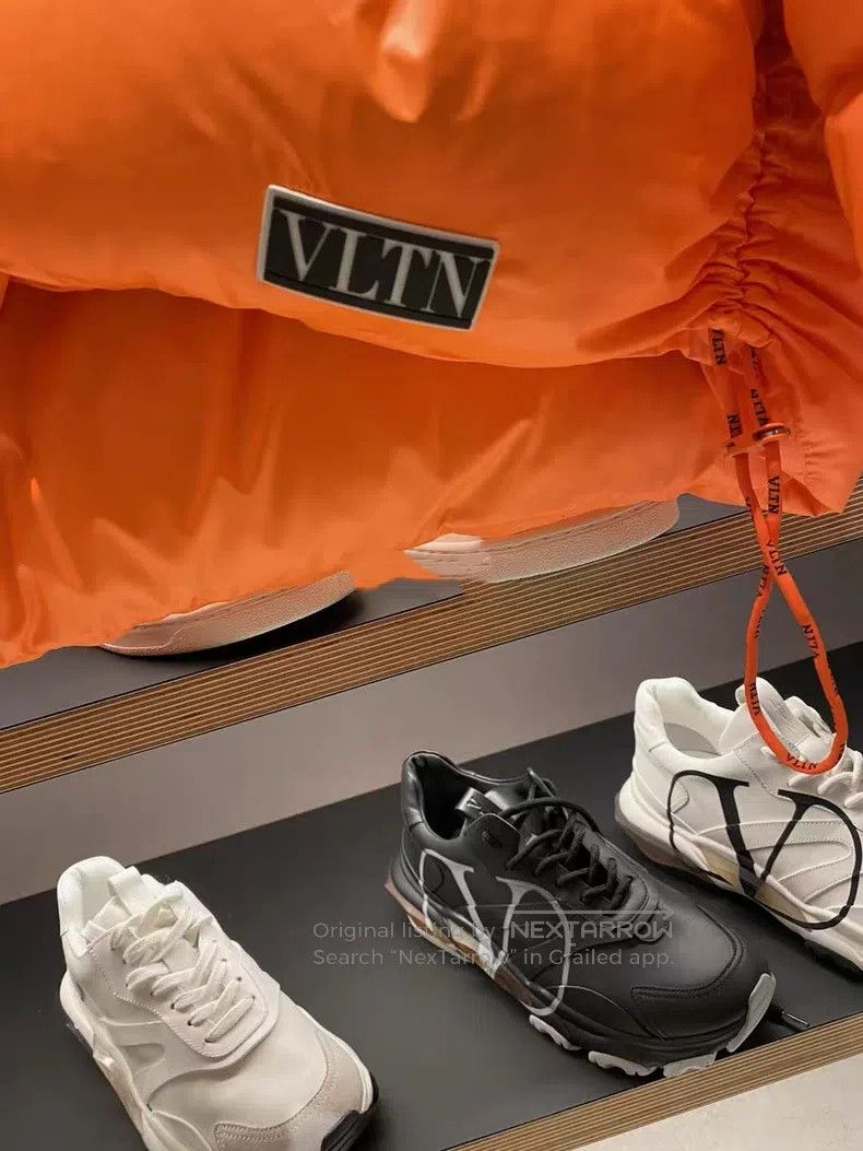 Valentino Valentino Orange logo on a hooded down jacket Size US S / EU 44-46 / 1 - 3 Thumbnail