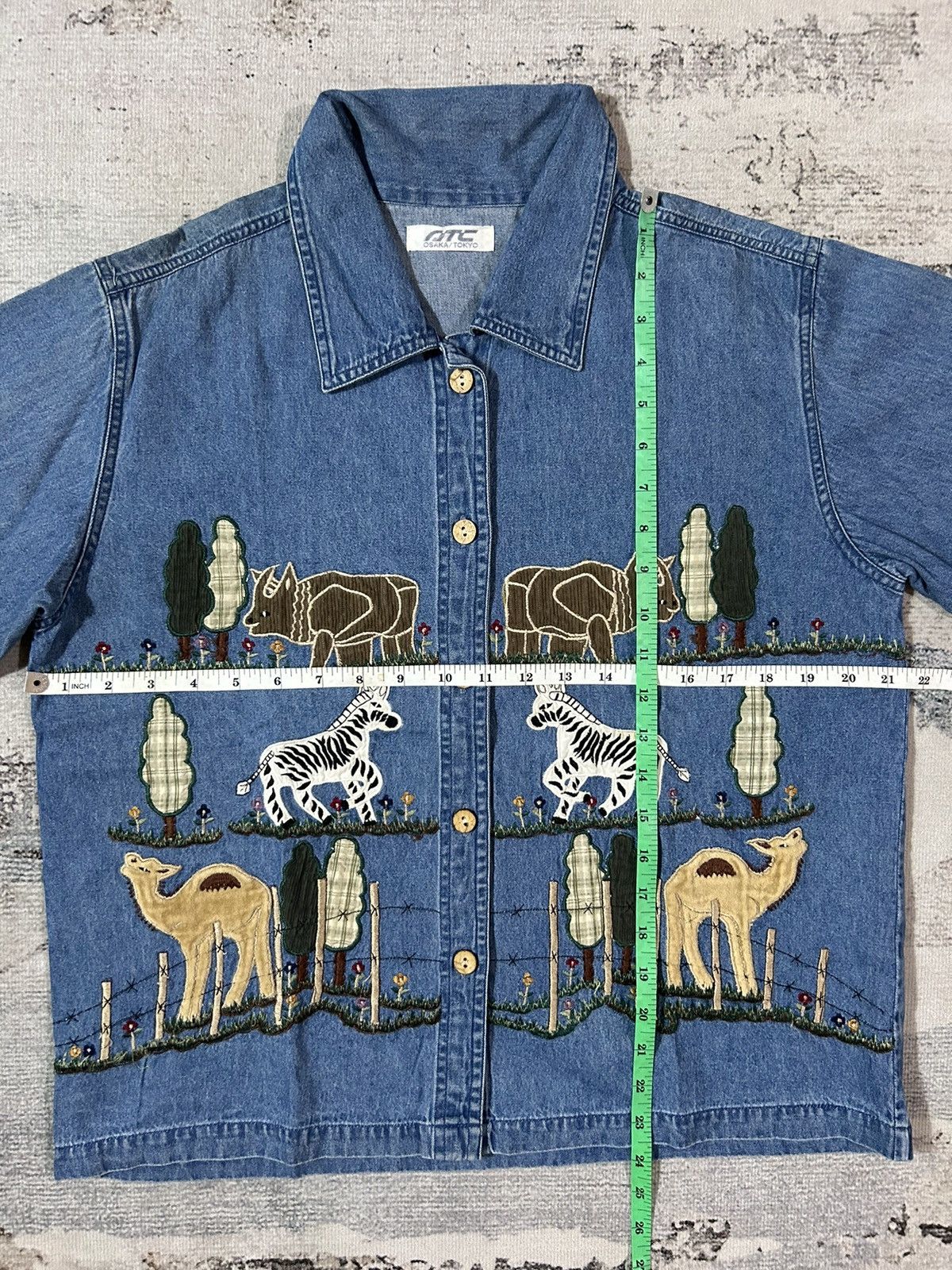 2000s Undefined Animal Shirt