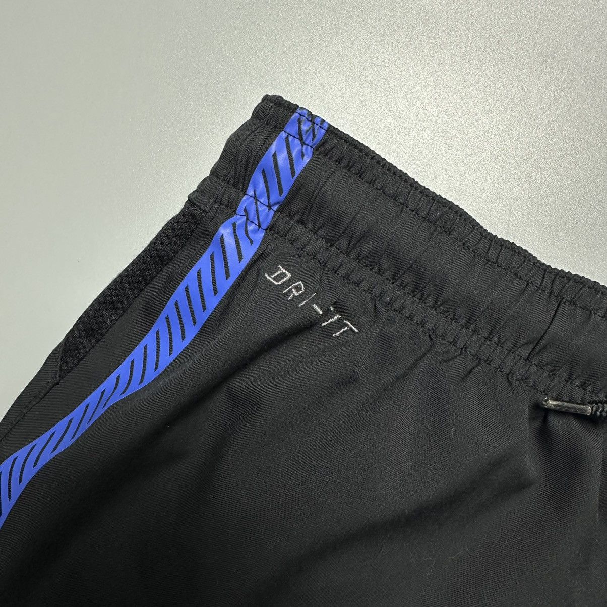 Nike INTER MILAN NIKE 2010/2011 FOOTBALL HOME SHORTS #9 FORLAN Size US 33 - 4 Thumbnail