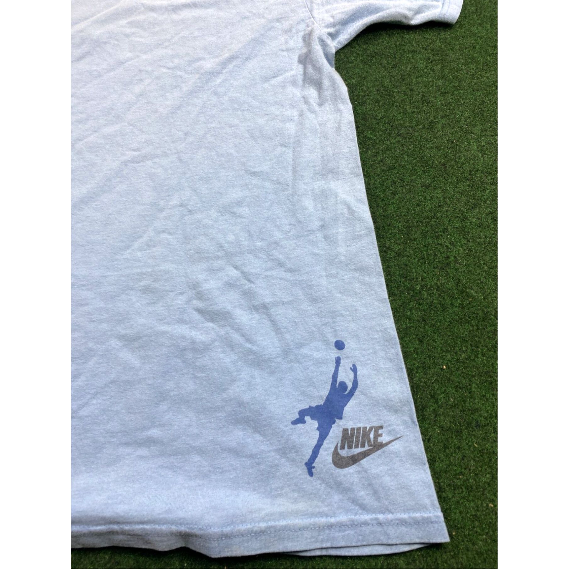 Nike Vintage Nike Soccer T-Shirt Size large fast Shipping blue Size US L / EU 52-54 / 3 - 7 Thumbnail