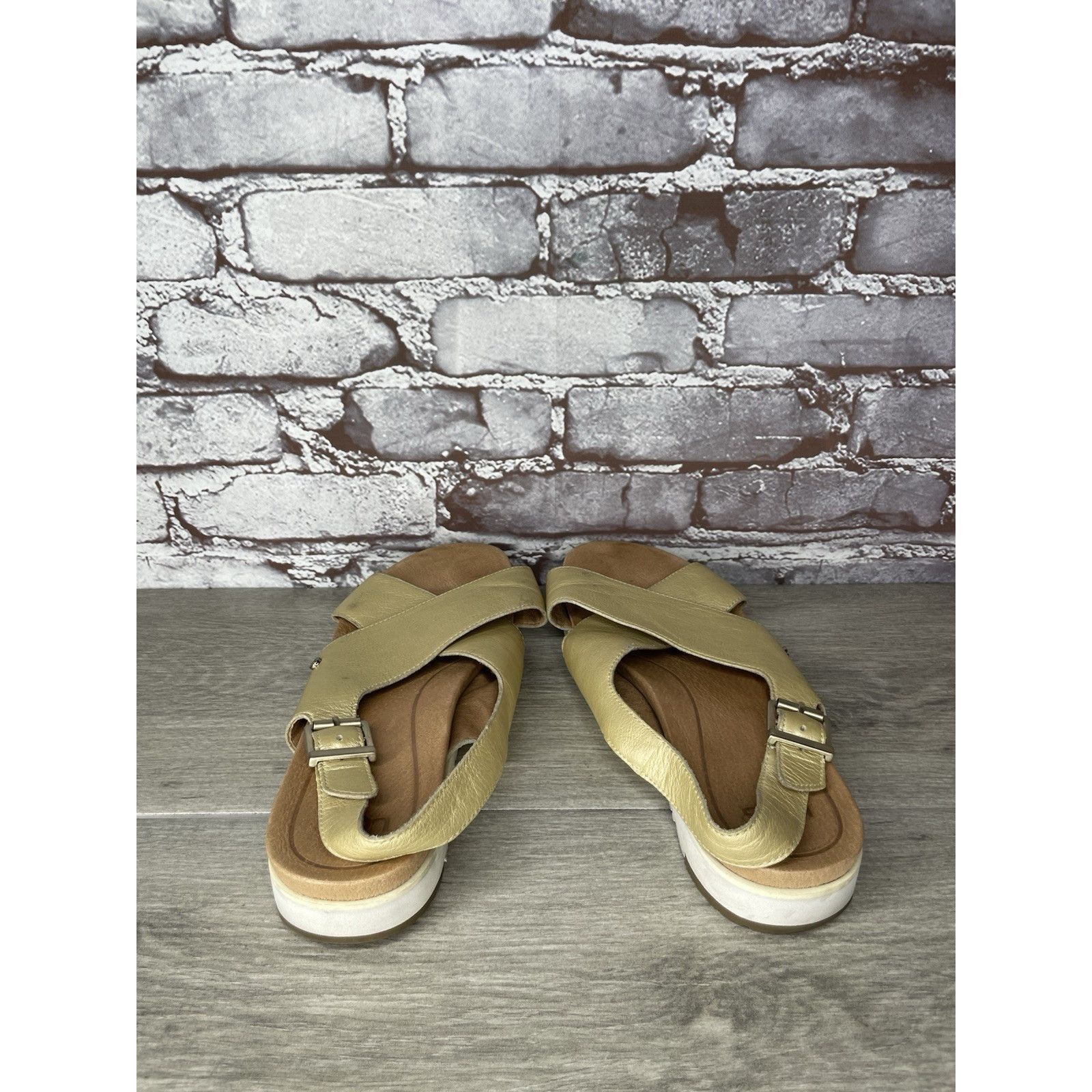 Ugg UGG Gold Leather Kamile Cross Strap Comfort Sandals Women Sz Size US 10 / IT 40 - 5 Thumbnail