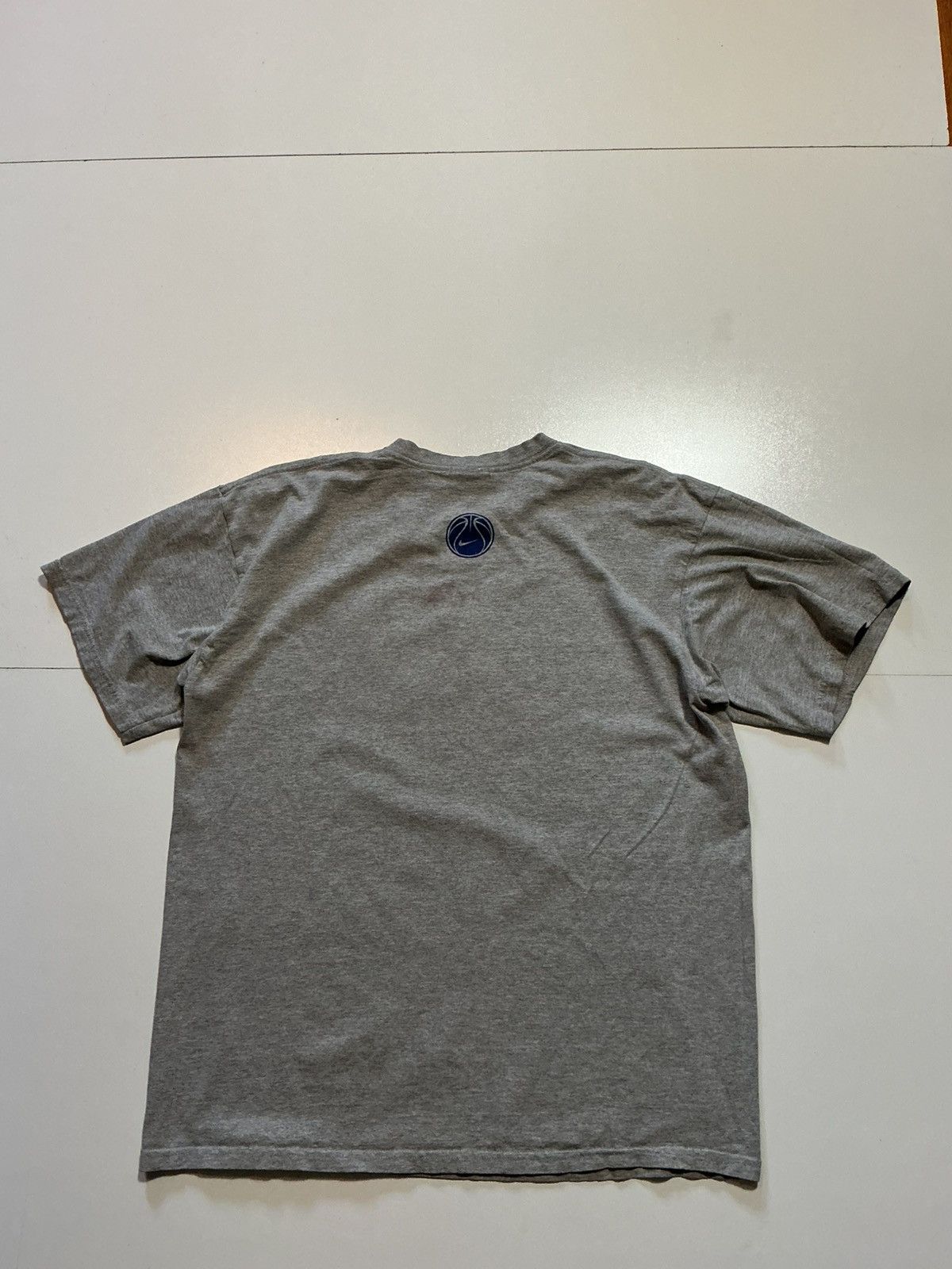 Nike Vintage Nike Basketball Baron Davis Center Swoosh T-Shirt Size US L / EU 52-54 / 3 - 3 Thumbnail