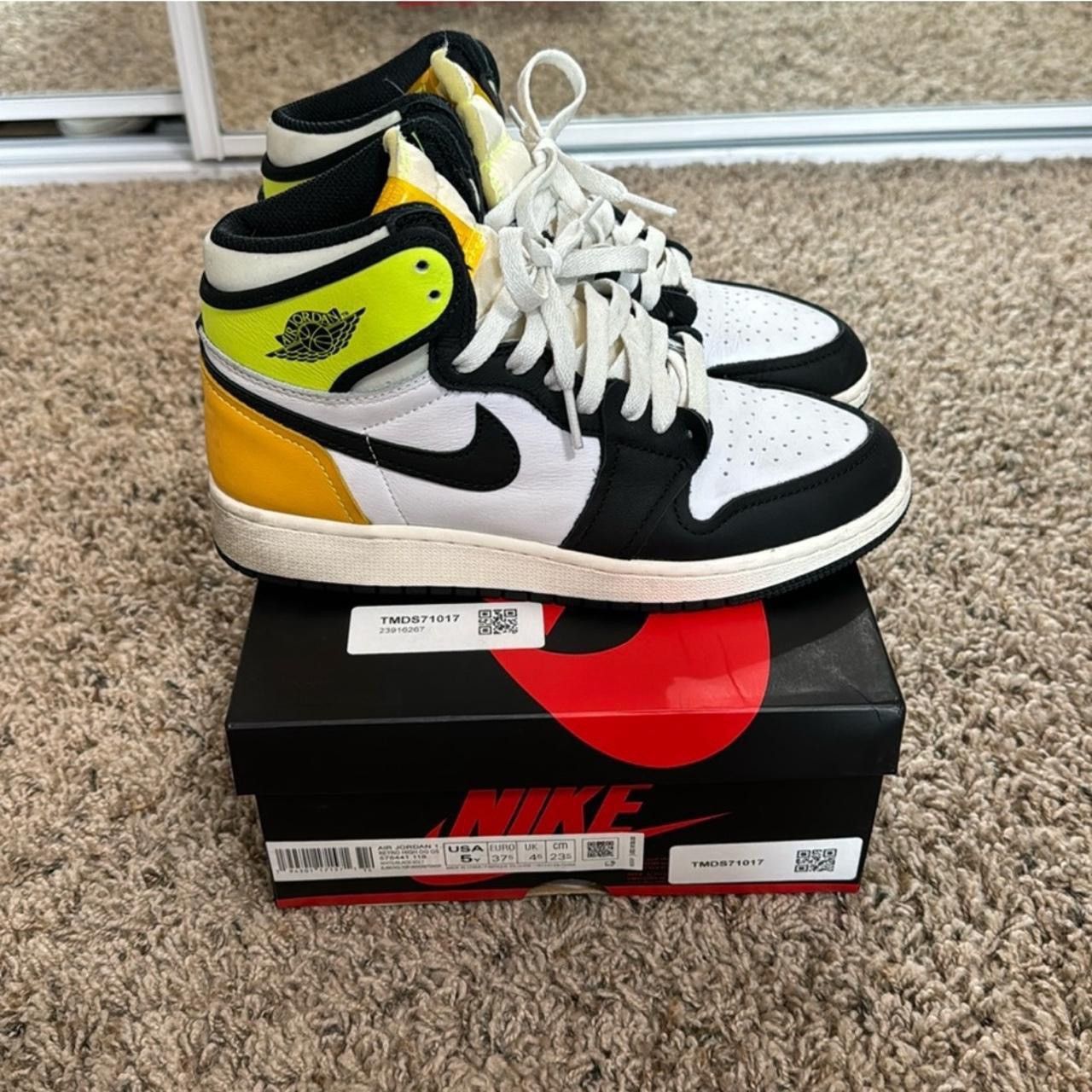 Jordan Brand × Nike Jordan 1 Retro High Size US 5 / IT 35 - 1 Thumbnail