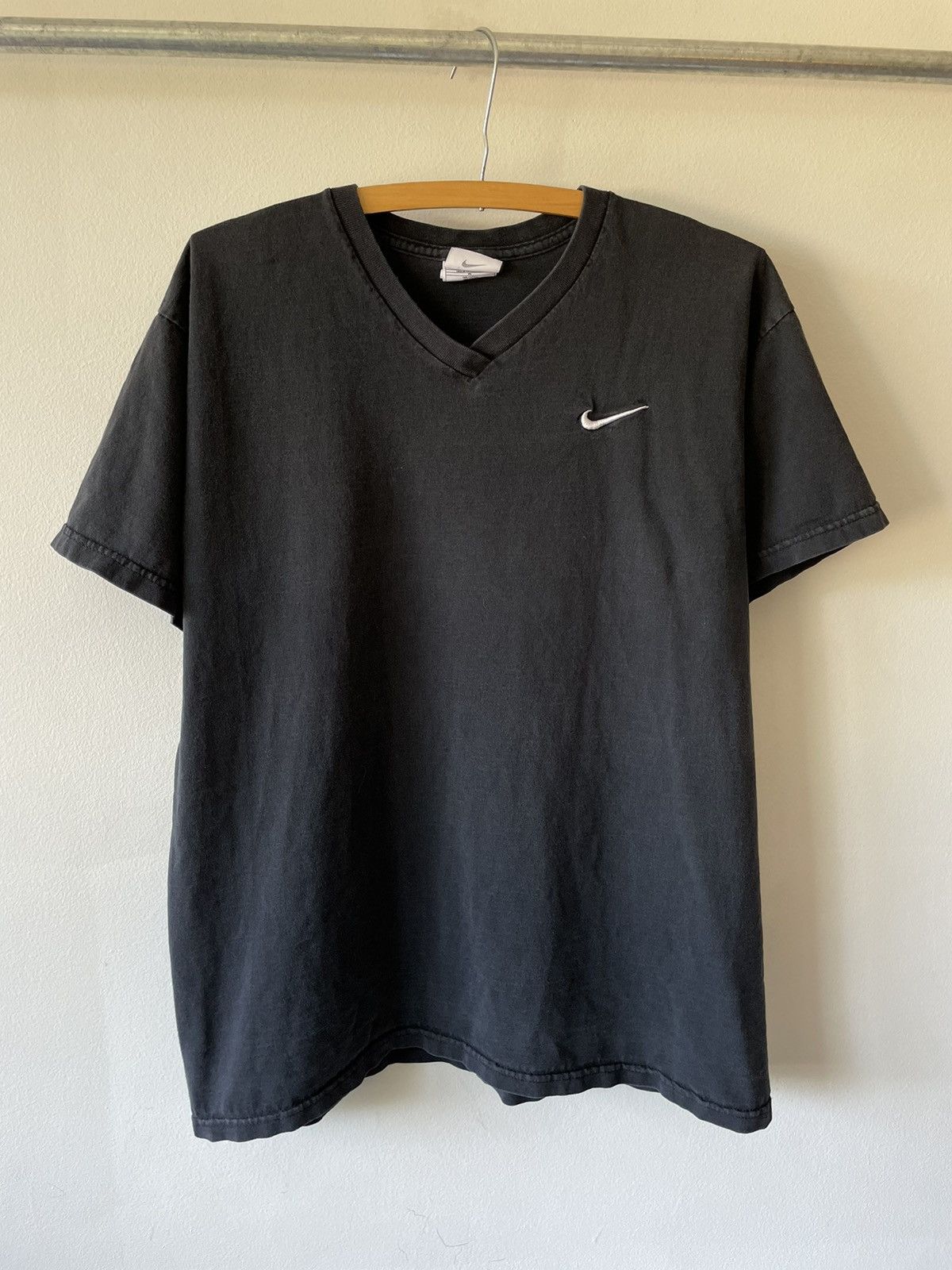 Vintage Vintage 90s Nike V-Neck Boxy tee Size US L / EU 52-54 / 3 - 1 Thumbnail