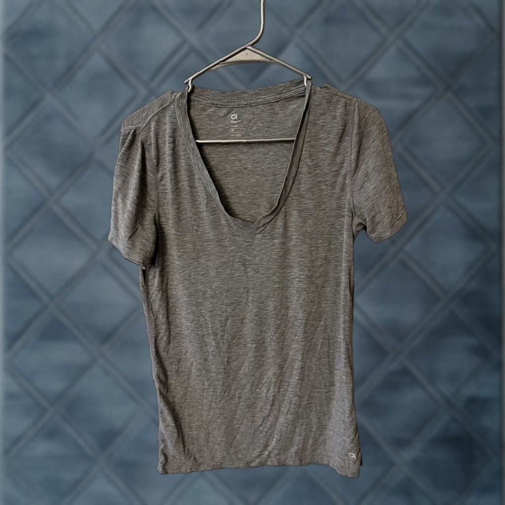Vintage Gap Fit Breathe T Shirt Small Gray Solid V Neck Size S / US 4 / IT 40 - 1 Thumbnail