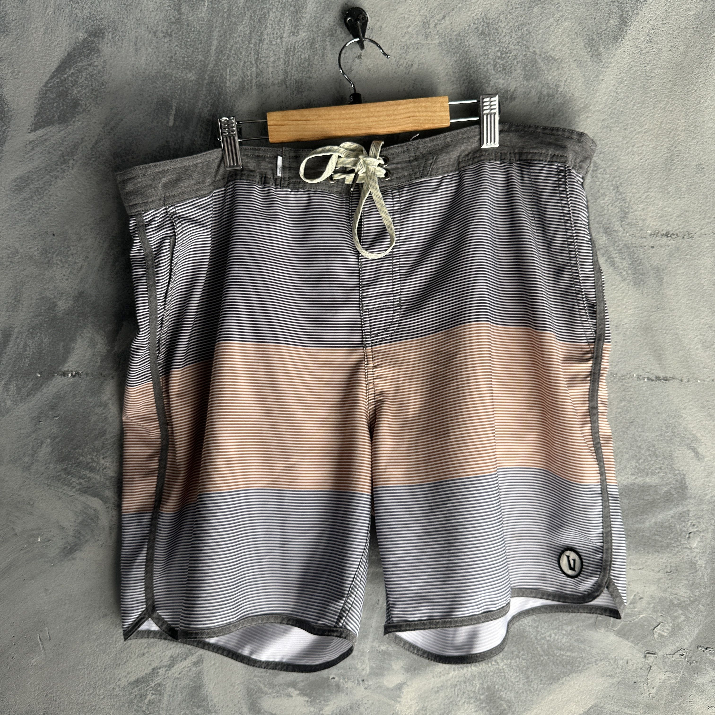 Vuori Vuori Cruise Board Shorts 38 Gray Striped Swim Trunks V314 Size US 38 / EU 54 - 1 Thumbnail