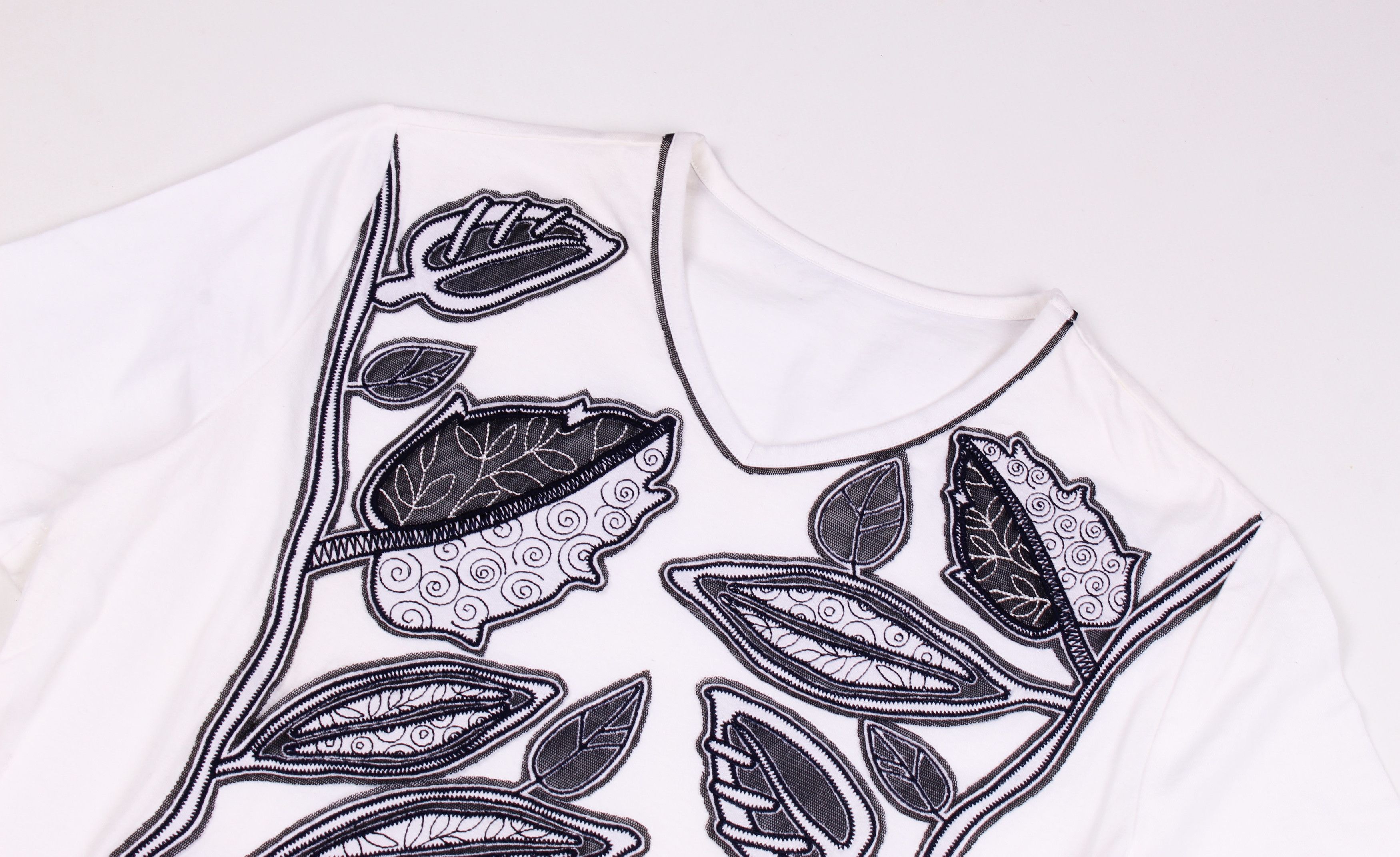 Hiroko Koshino Homme × Japanese Brand × Vintage Vintage Hiroko Koshino Applique V-neck Short Sleeve T-shirt Size M / US 6-8 / IT 42-44 - 4 Thumbnail