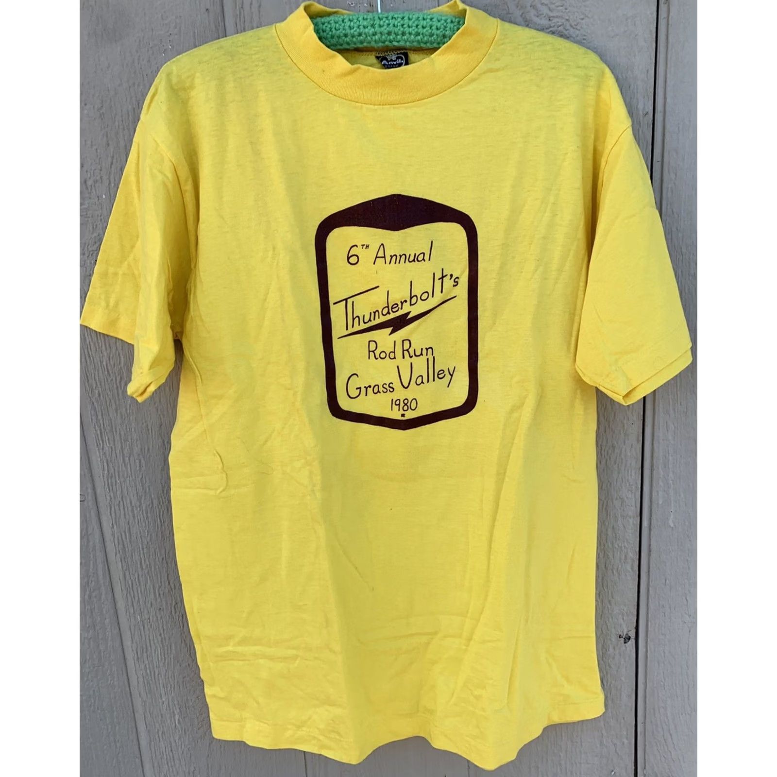 Anvil VINTAGE 6th Annual Thunderbolts Rod Run Grass Valley 1980 T-Shirt XL 80s Yellow Anvil Unisex Graphic Tee Size US XL / EU 56 / 4 - 4 Thumbnail