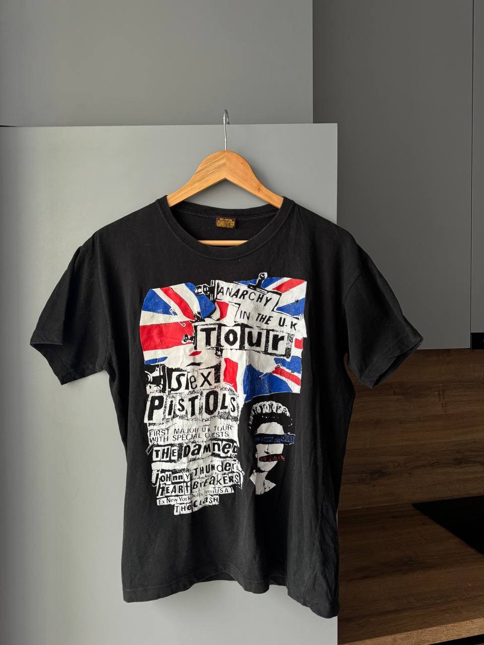 Band Tees Vintage SEX PISTOLS ANARCHY IN THE UK TOUR T-Shirt Size US M / EU 48-50 / 2 - 1 Thumbnail