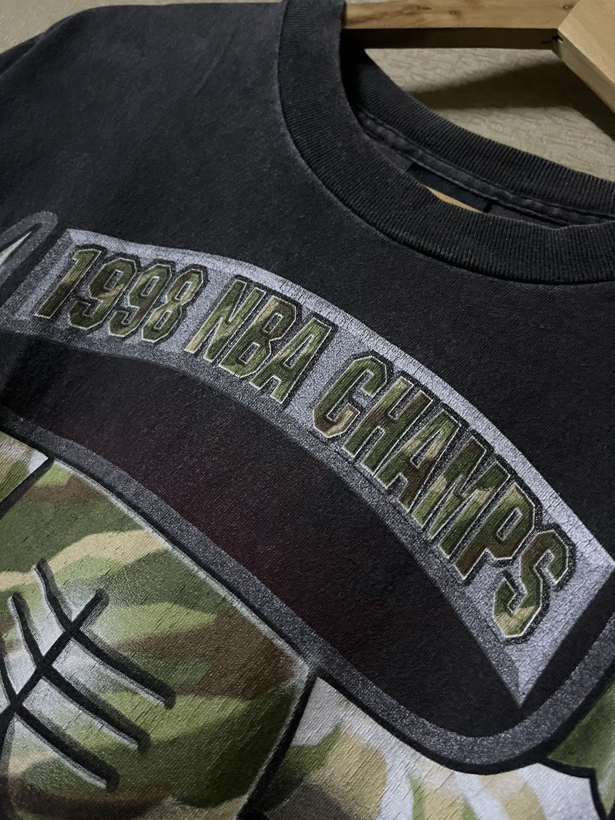 Vintage Vintage 1998 NBA Champs Chicago Bull Camouflage Tshirt Size US L / EU 52-54 / 3 - 3 Thumbnail