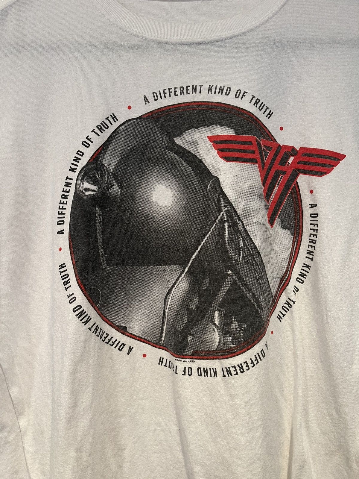 Band Tees 2011 Van Halen a different kind of truth band tshirt Size US L / EU 52-54 / 3 - 2 Thumbnail