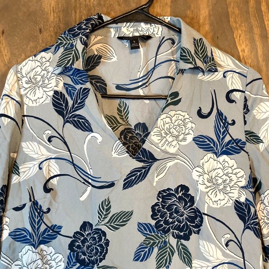 Banana Republic Banana Republic Womens Blouse Gray Floral V Neck Collared Long Sleeve Small Size S / US 4 / IT 40 - 2 Thumbnail