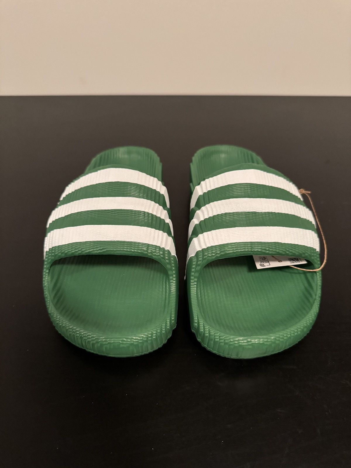 Adidas ADIDAS ADILETTE 22 SLIDES PRELOVED GREEN CLOUD WHITE Size US 7 / EU 40 - 3 Thumbnail