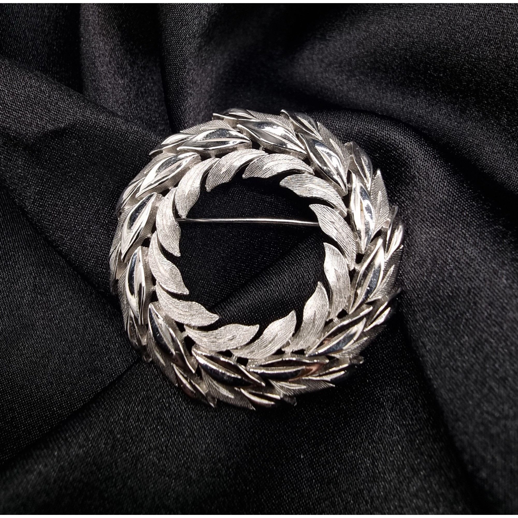Vintage Vintage 1960s TRIFARI Signed Silver-Tone Wreath-Style Brooch Size ONE SIZE - 2 Thumbnail