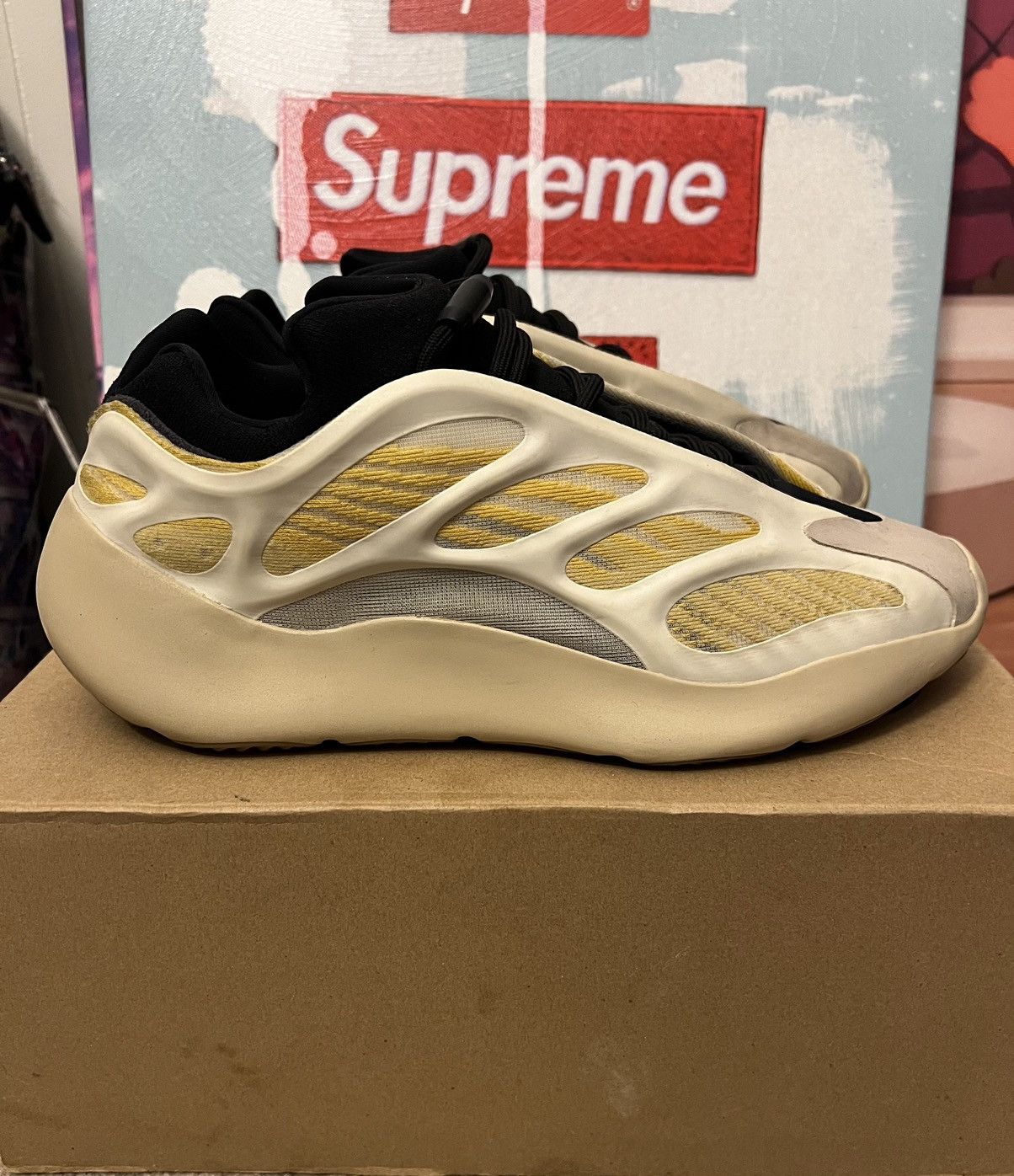 Adidas Yeezy 700 v3 Safflower Size US 9 / EU 42 - 5 Thumbnail