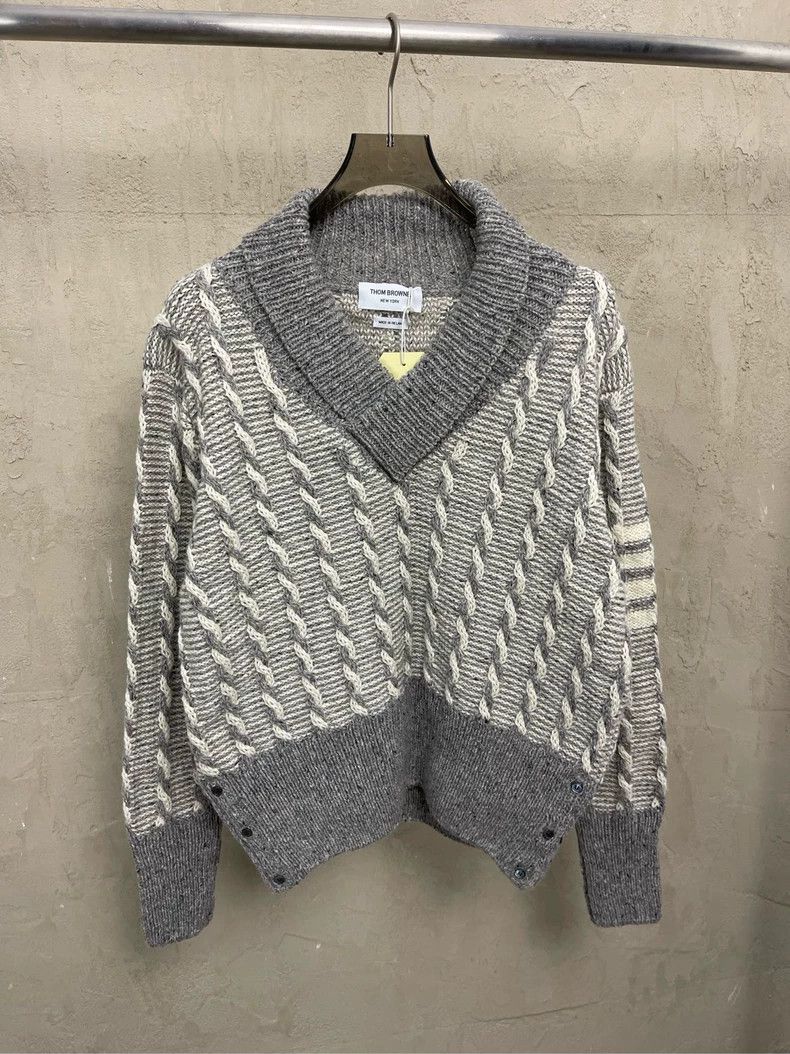 Thom Browne Thom browne Gray four-striped wool horsehair V-neck sweater Size US XL / EU 56 / 4 - 2 Thumbnail