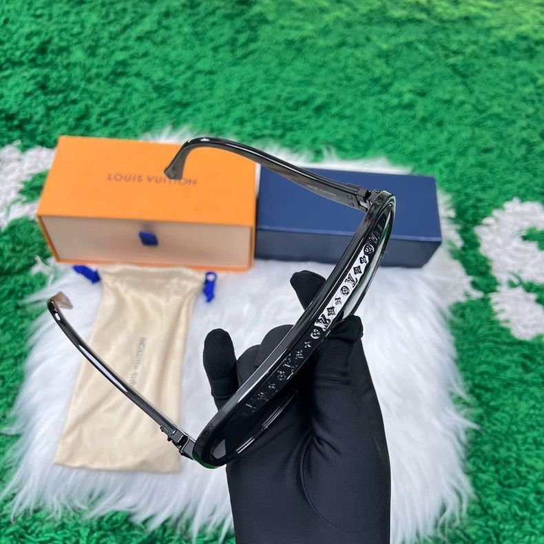 Louis Vuitton Louis Vuitton Pilot Sunglasses with Case-2506 Size ONE SIZE - 5 Thumbnail