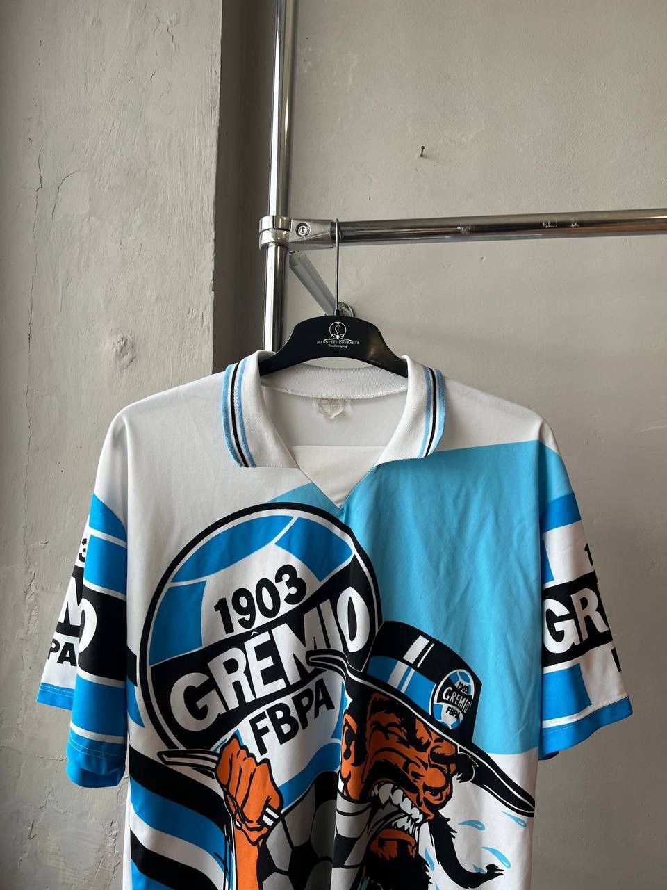 Vintage 90’S FBA GREMIO 1903 DESIGN MASCOT SOCCER JERSEY ROVIL SZ L Size US L / EU 52-54 / 3 - 4 Thumbnail