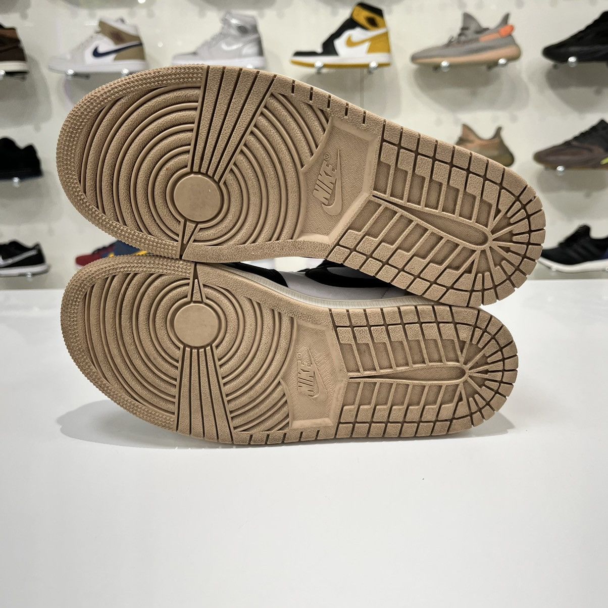 Nike Air Jordan 1 Retro High OG Latte (W) Size US 6.5 / IT 36.5 - 11 Thumbnail