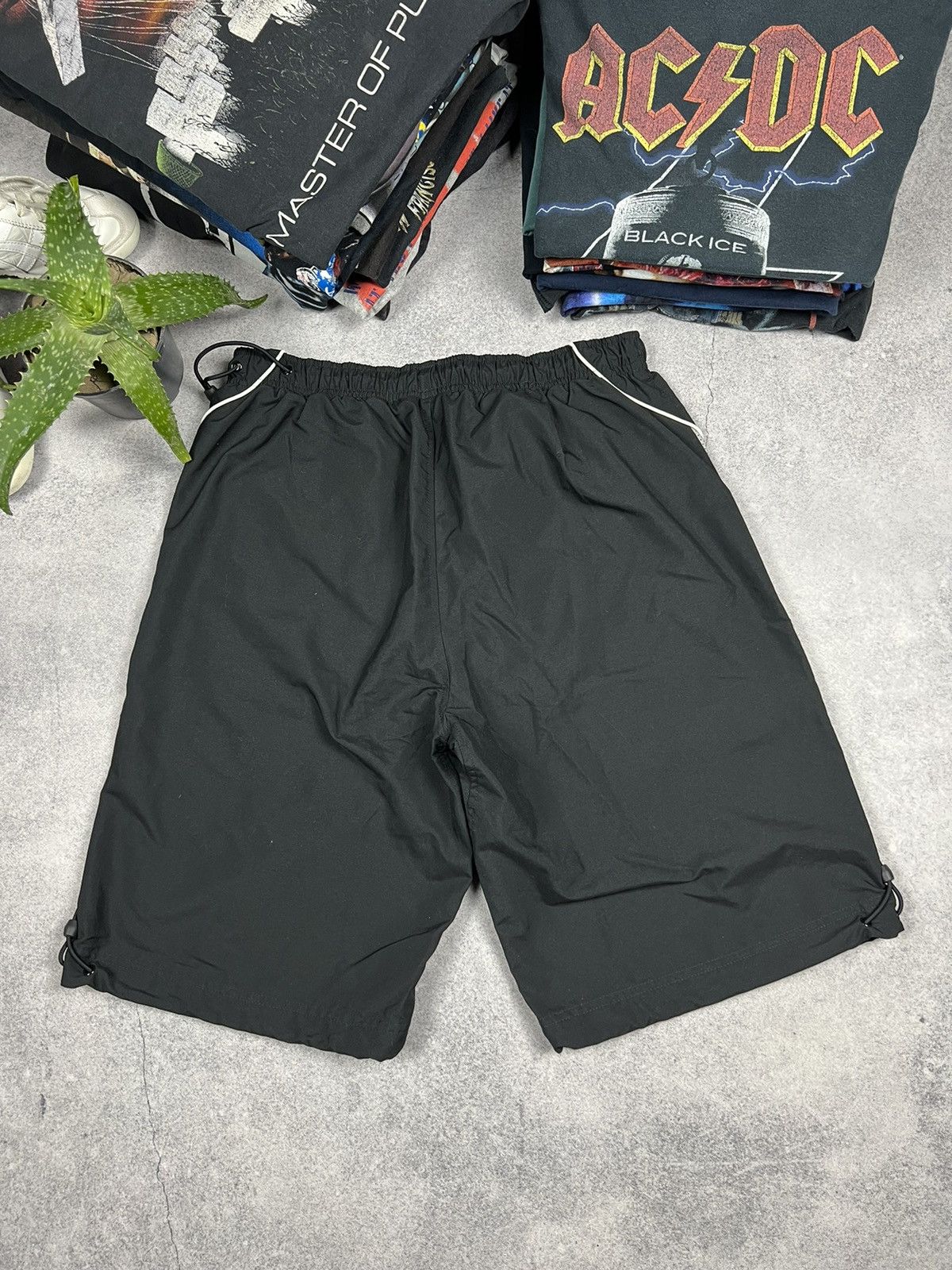 Vintage Vintage Y2K Nike Swoosh Nylon Drill Shorts Size US 33 - 7 Thumbnail