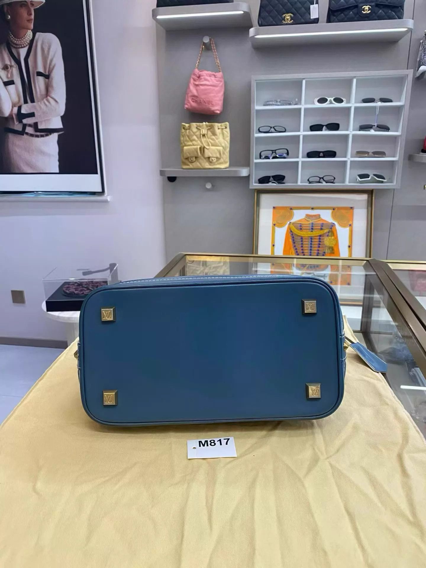 Louis Vuitton LV Suhali Blue Gold Calf Shell Toe Bag 28x15x22 GC M817 Size ONE SIZE - 6 Thumbnail