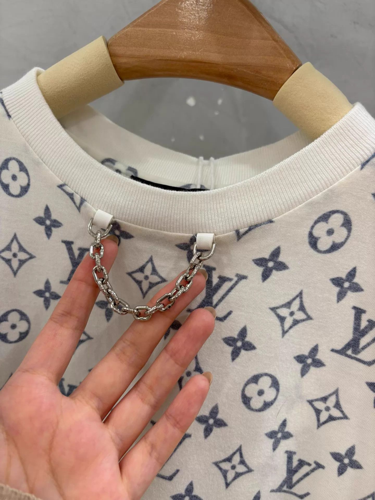 Louis Vuitton LV Classic Full Logo White Tee S Mint Size S / US 4 / IT 40 - 2 Thumbnail