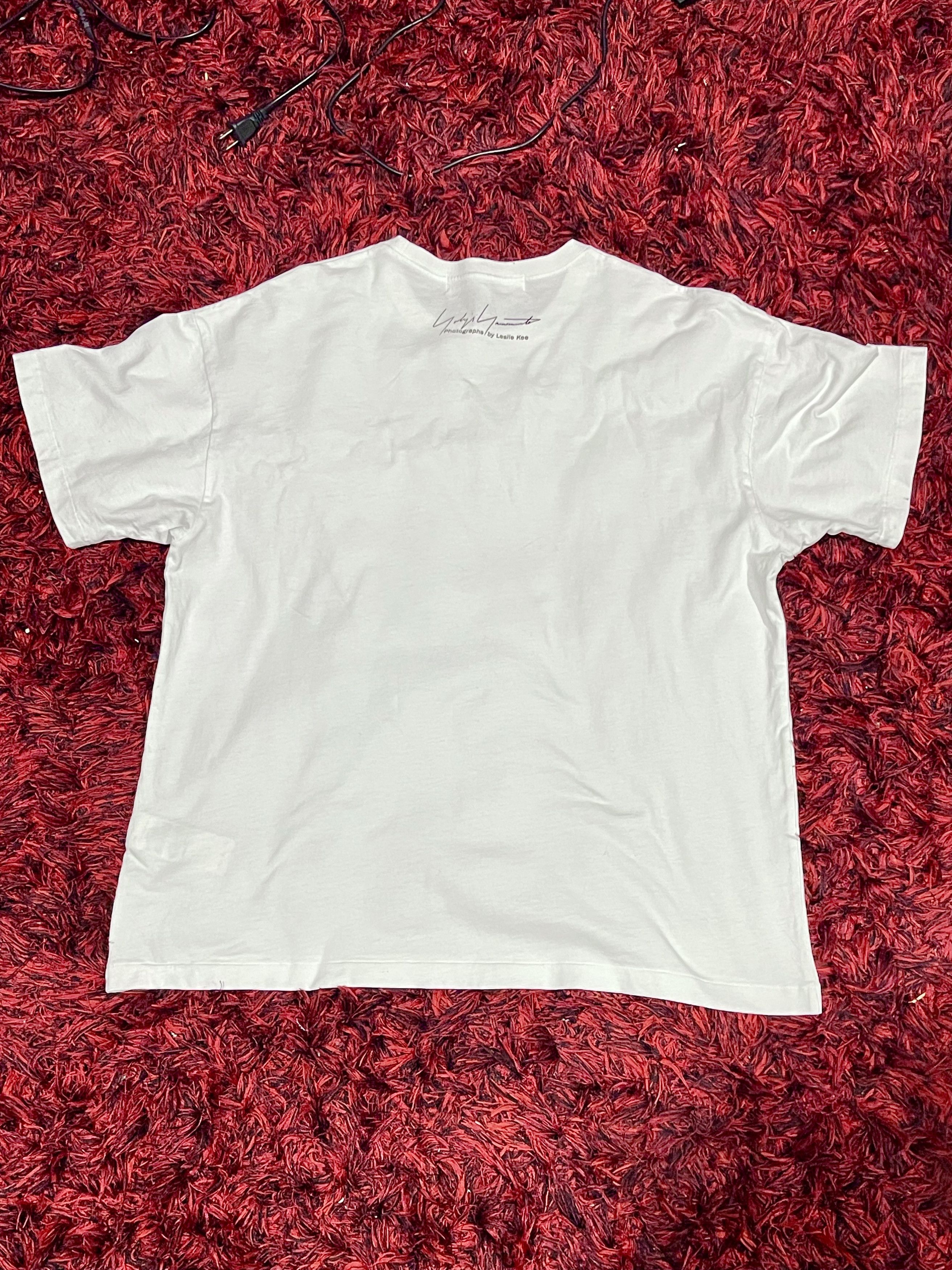 Yohji Yamamoto Yohji Yamamoto Photograph by Leslie Kee Tee Size US L / EU 52-54 / 3 - 2 Thumbnail