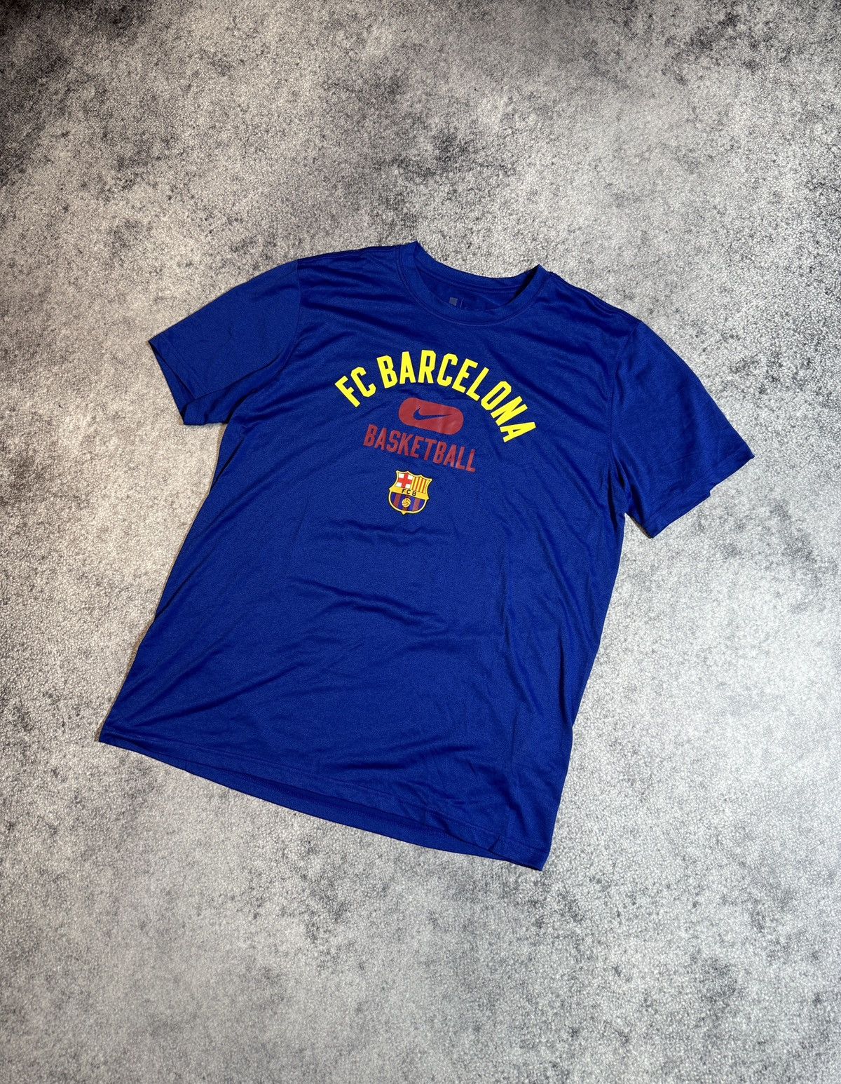 Nike Nike Basketball Barcelona Logo T-shirt Streetwear Rare USA L Size US L / EU 52-54 / 3 - 1 Thumbnail