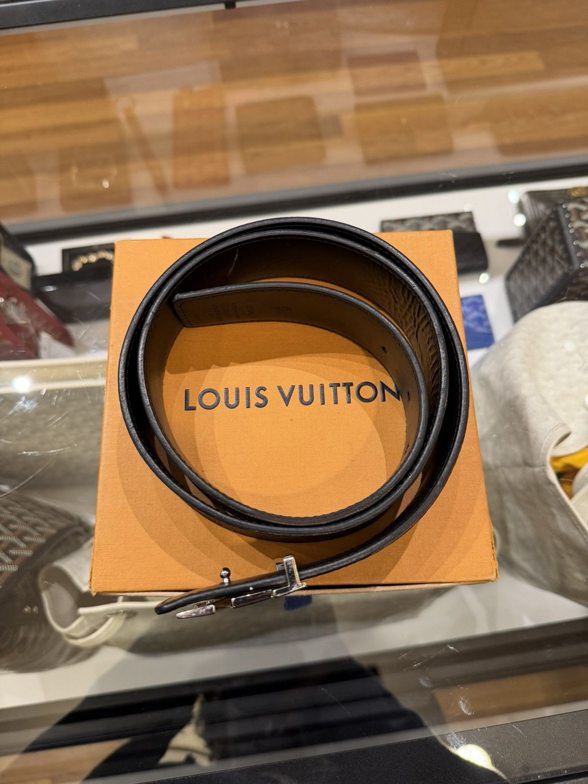 Louis Vuitton Louis Vuitton LV 40mm Reversible Monogram Leather Belt Size ONE SIZE - 2 Thumbnail