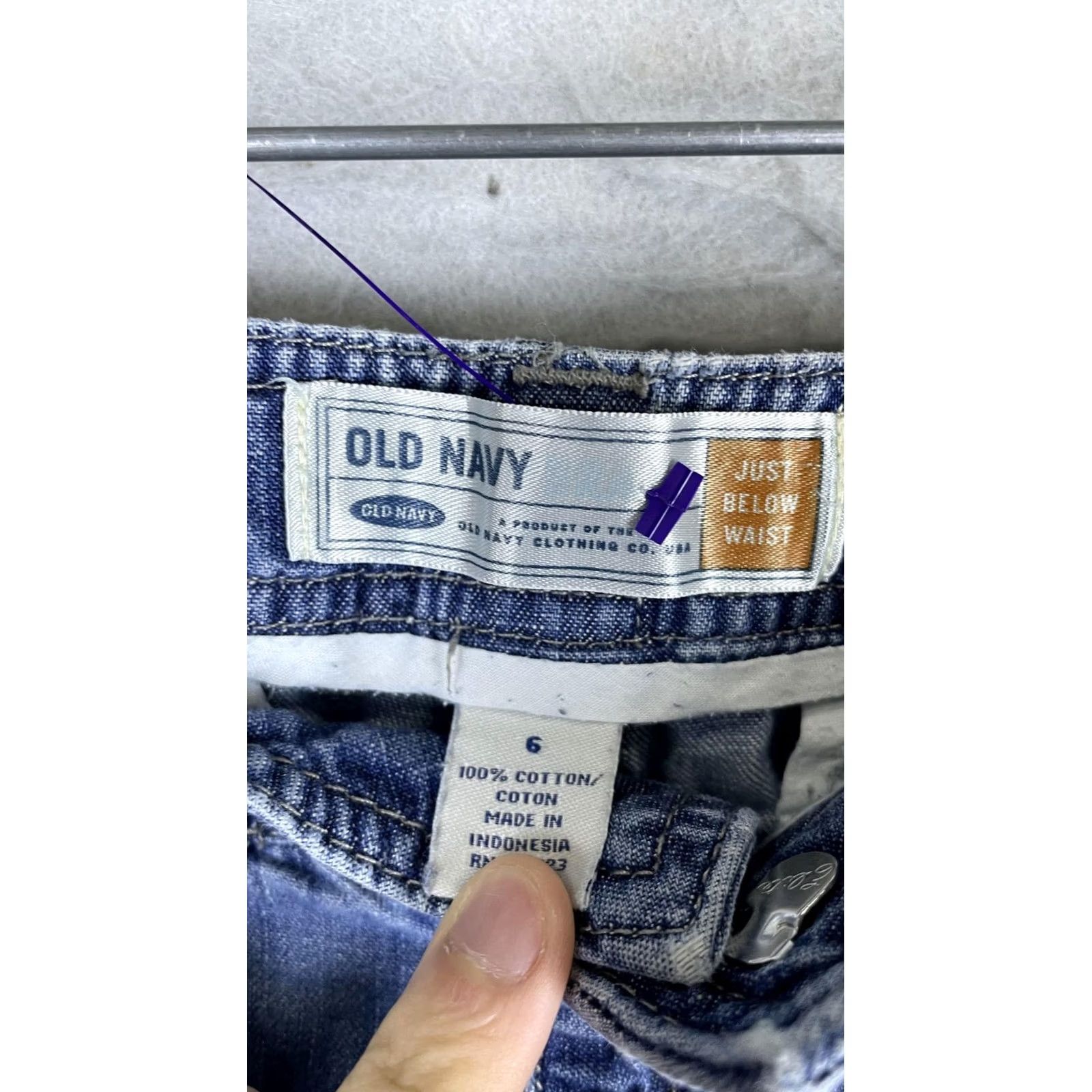 Old Navy Old Navy Womens Capri Pants Blue Denim Crop Just Below Waist Button Tab 6 Size 28" / US 6 / IT 42 - 2 Thumbnail