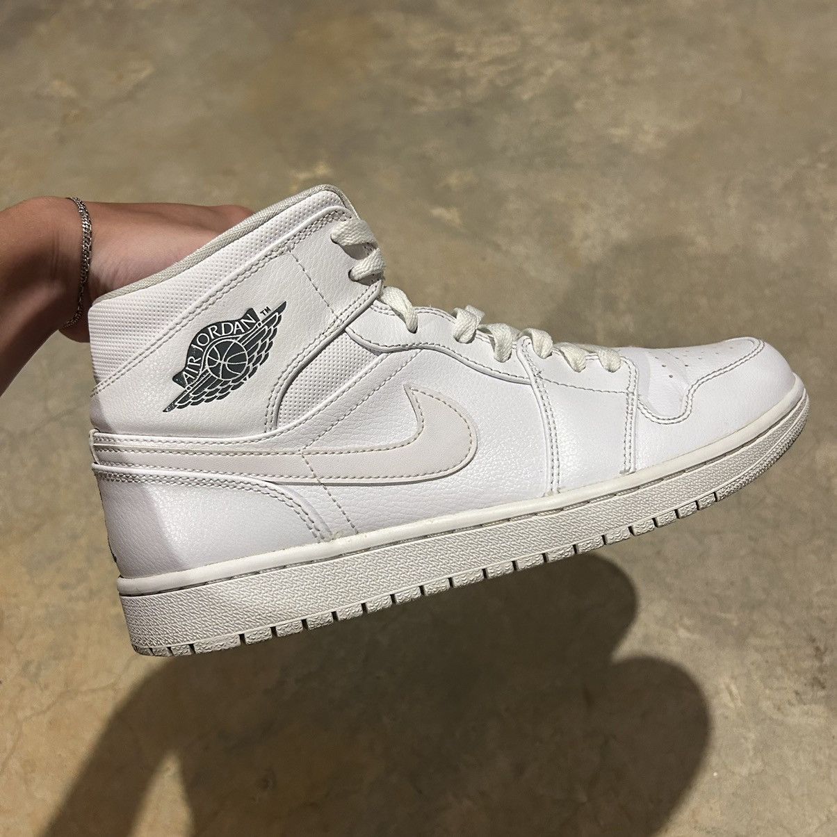 Jordan Brand × Nike Air Jordan 1 Retro Mid Triple White Cool Grey 2014 US 10.5 Size US 10.5 / EU 43-44 - 5 Thumbnail