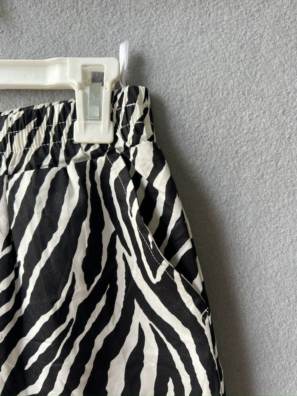 Japanese Brand 419. Zebra Print Short Pants x 1095 x Japanese Brand Size 28" / US 6 / IT 42 - 4 Thumbnail